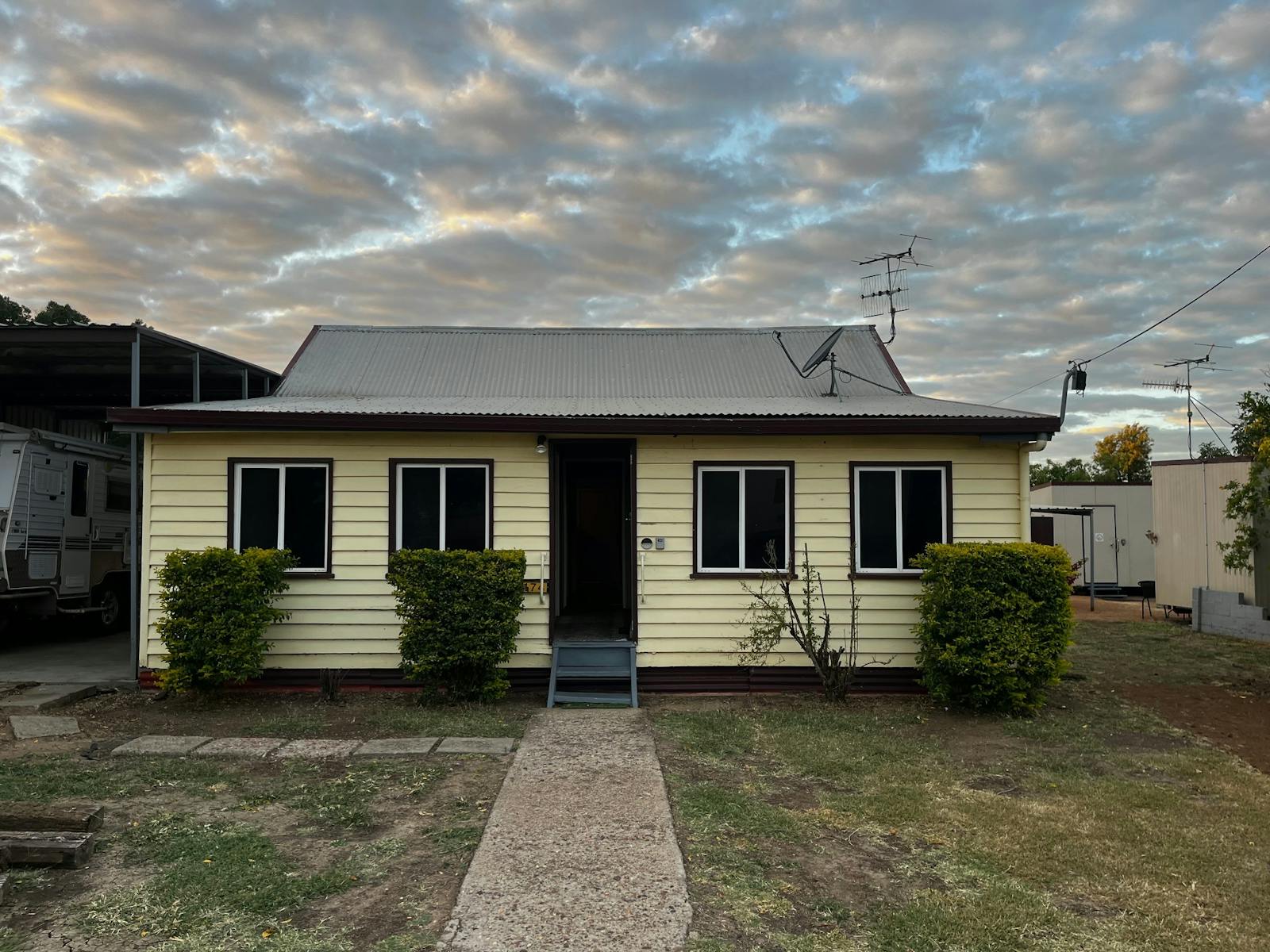 Longreach Caravan Park 3 Bedroom Cottage Longreach Caravan Park 3 Bedroom Cottage