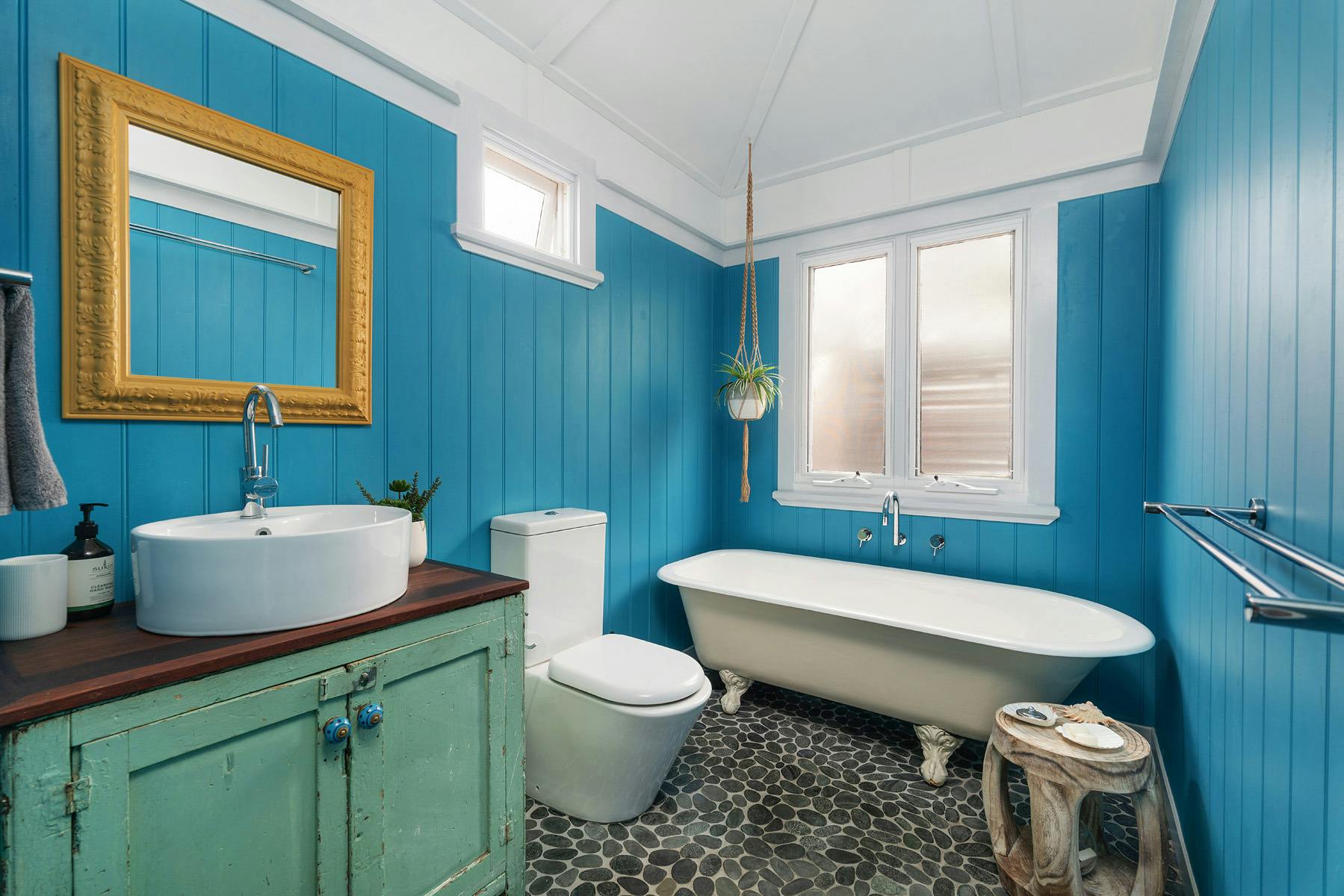 Atlantis bathroom with claw-foot bath