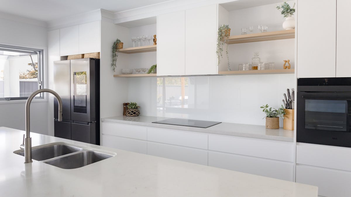 Large kitchen with butlers kitchen