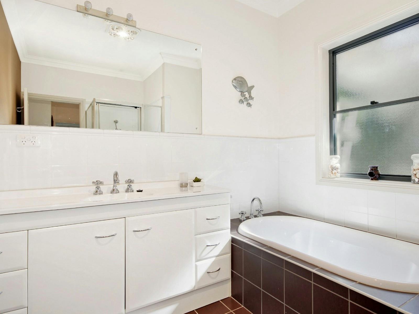 17th Tee bathroom with bath tub