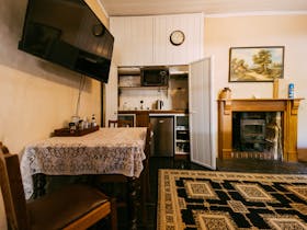Mintaro Hideaway - Scholar small kitchenette and table