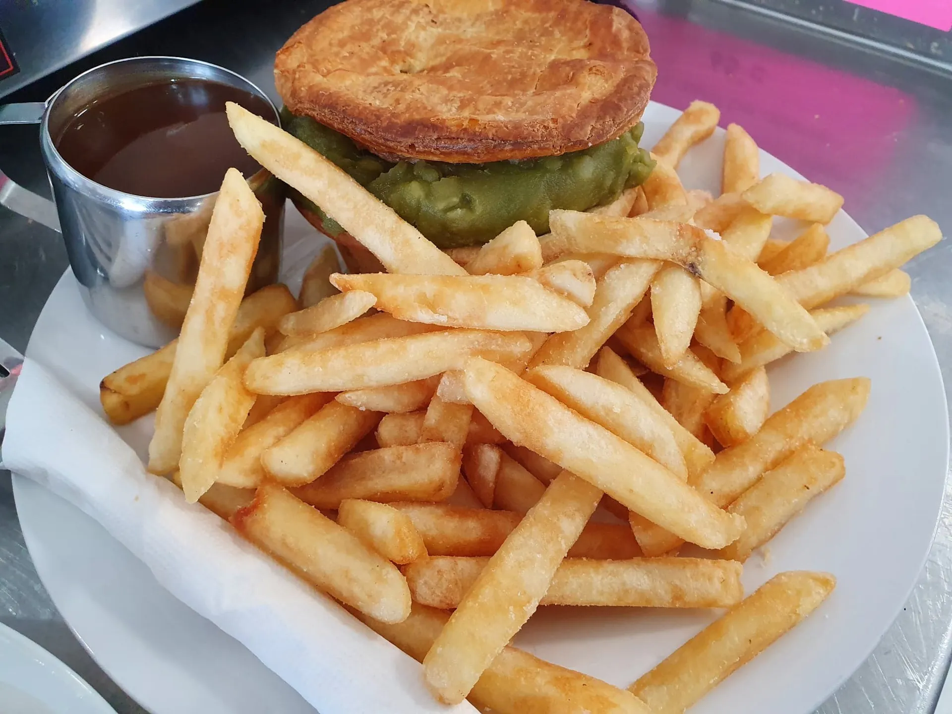 steak pie, peas, chips & gravy