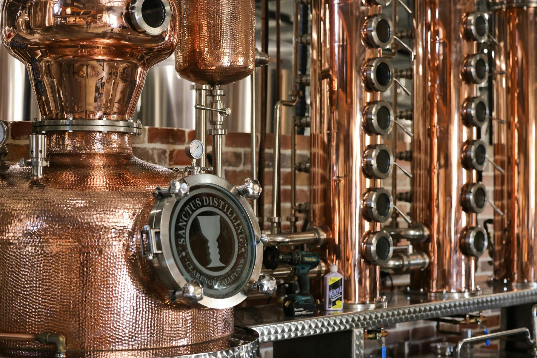 銅蒸餾器的特寫