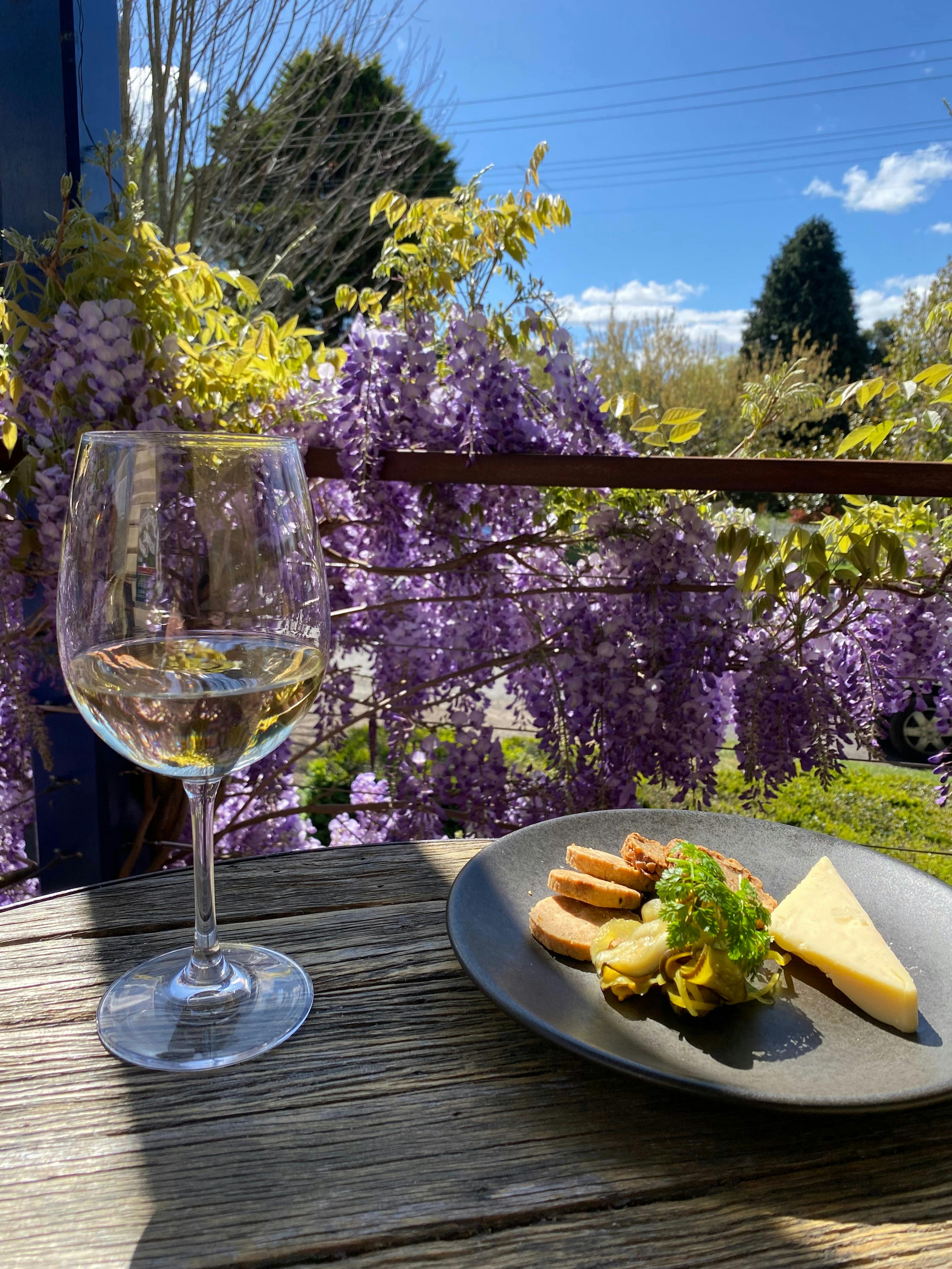 Crisp white Southern Highlands Wine in the Sun
