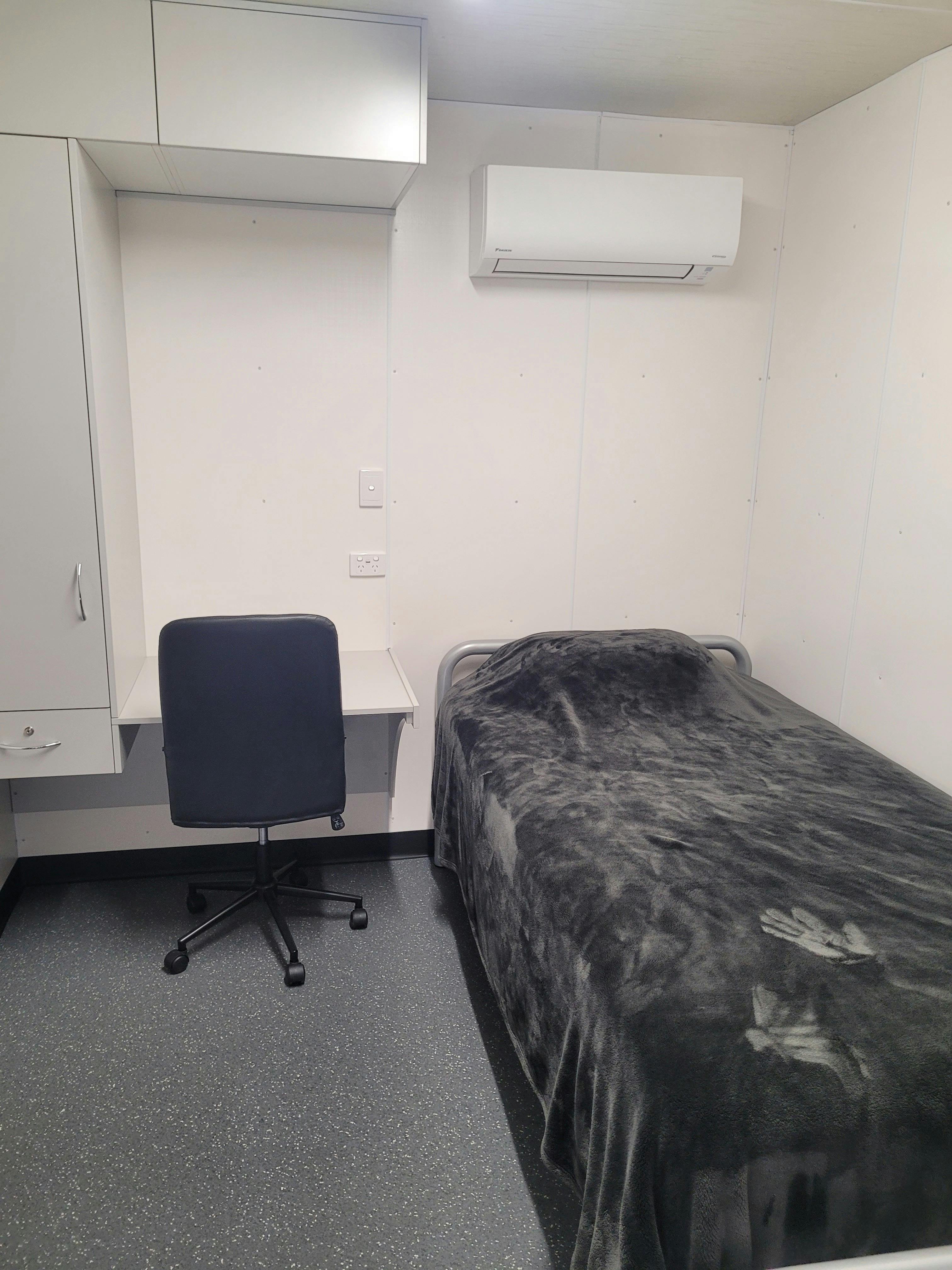 Normanton Accommodation King Single Bed Large work desk