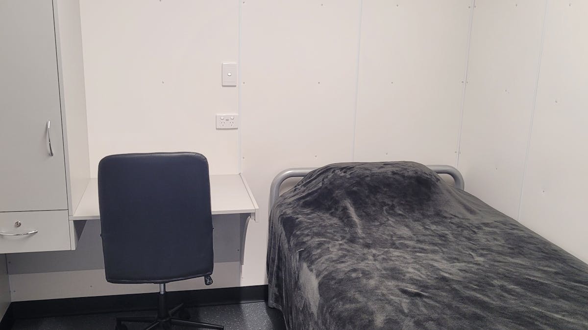 Normanton Accommodation King Single Bed Large work desk