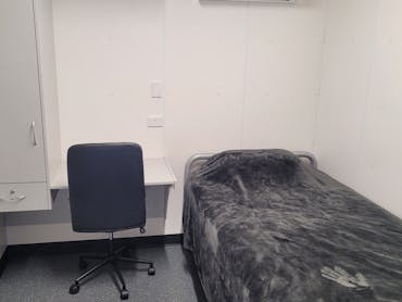 Normanton Accommodation King Single Bed Large work desk
