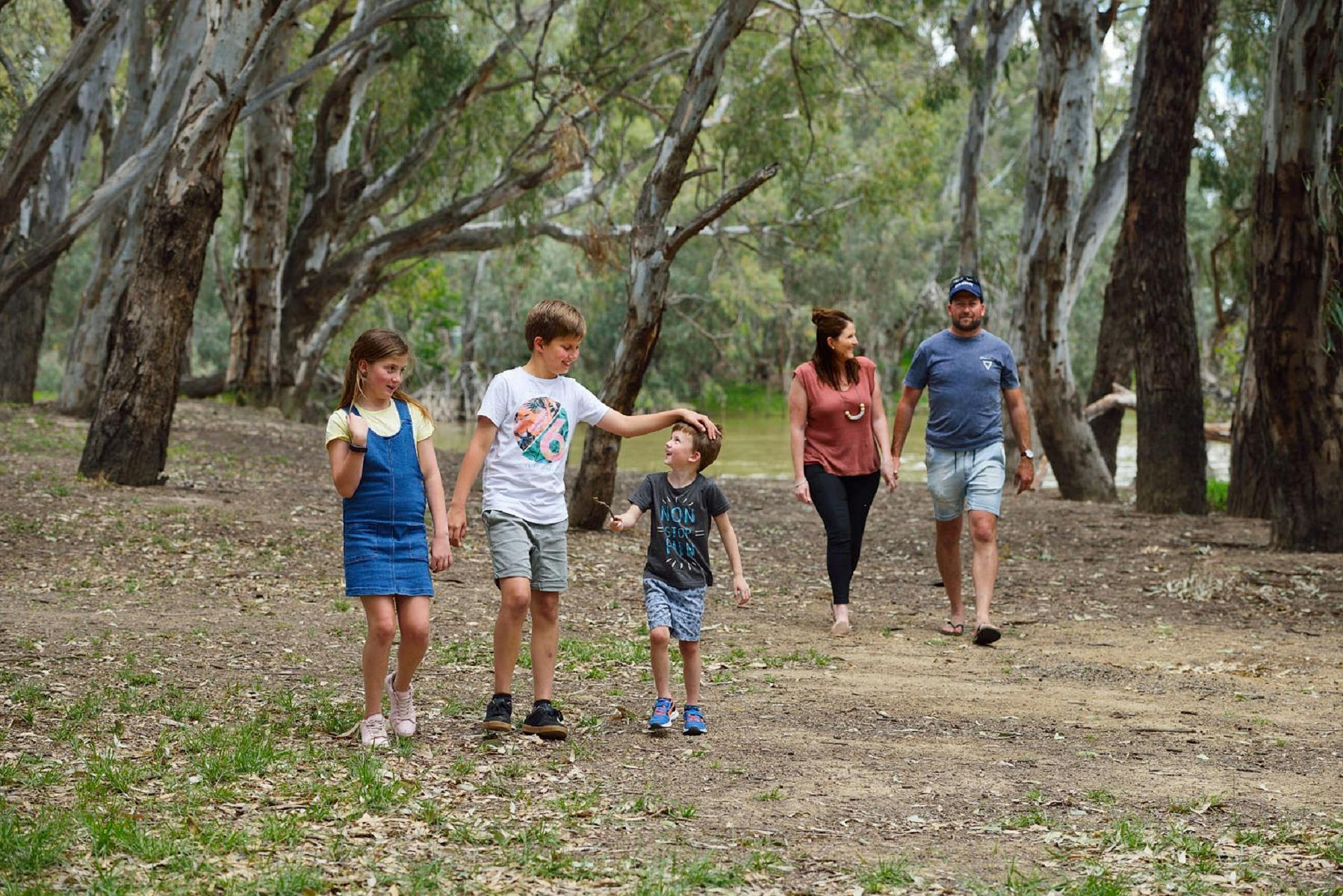 부시랜드 강변을 걷는 가족