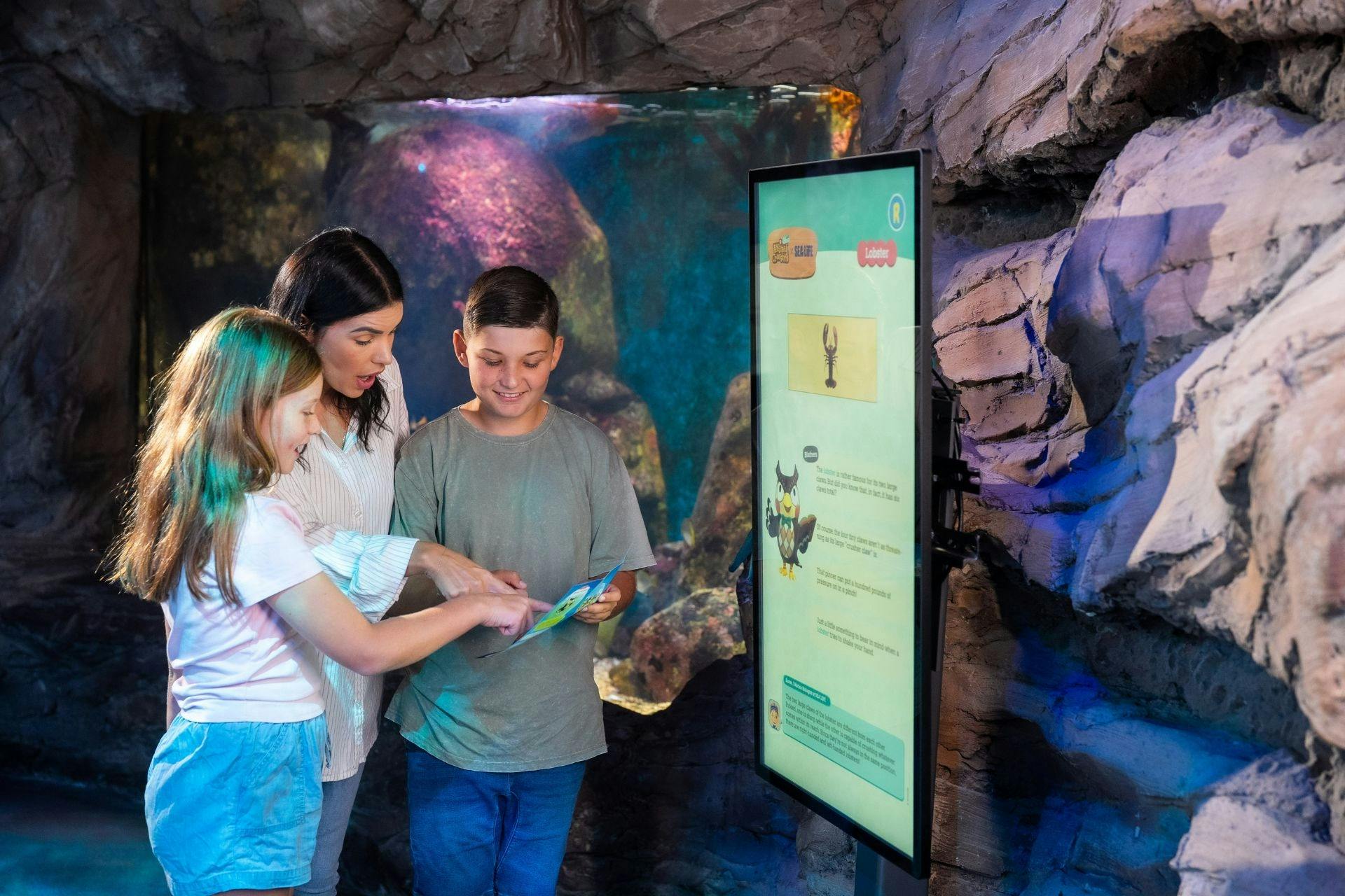 Family enjoying SEA LIFE Sydney Aquarium