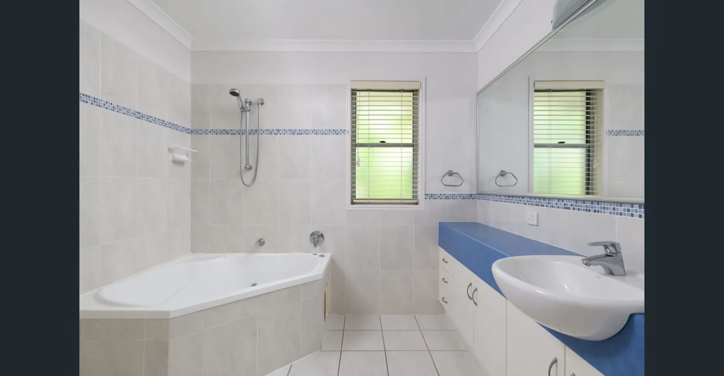 Ensuite Bathroom Upstairs - Bath & Shower Only (no spa)