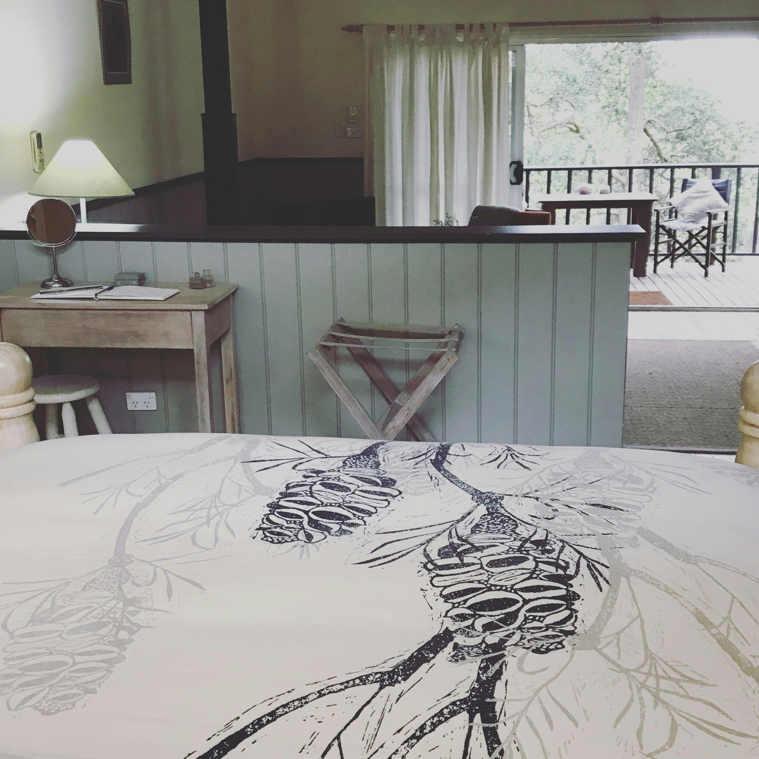 スプリットレベルのエレガントなキャビンは、気取らない雰囲気の中ですべての快適さを提供します