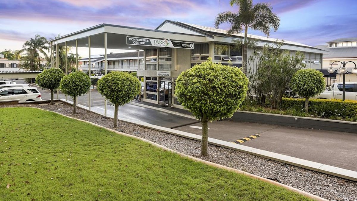 View of the front of Park Motor Inn from Margaret Street