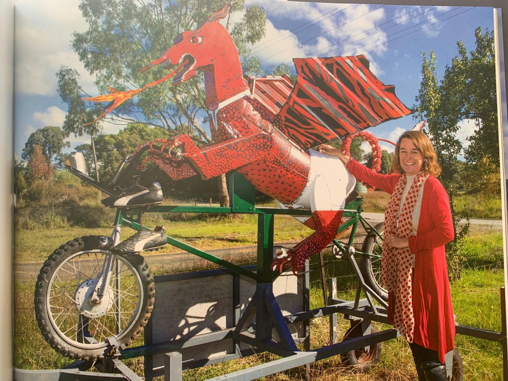 自転車に乗った動物のパドックアート