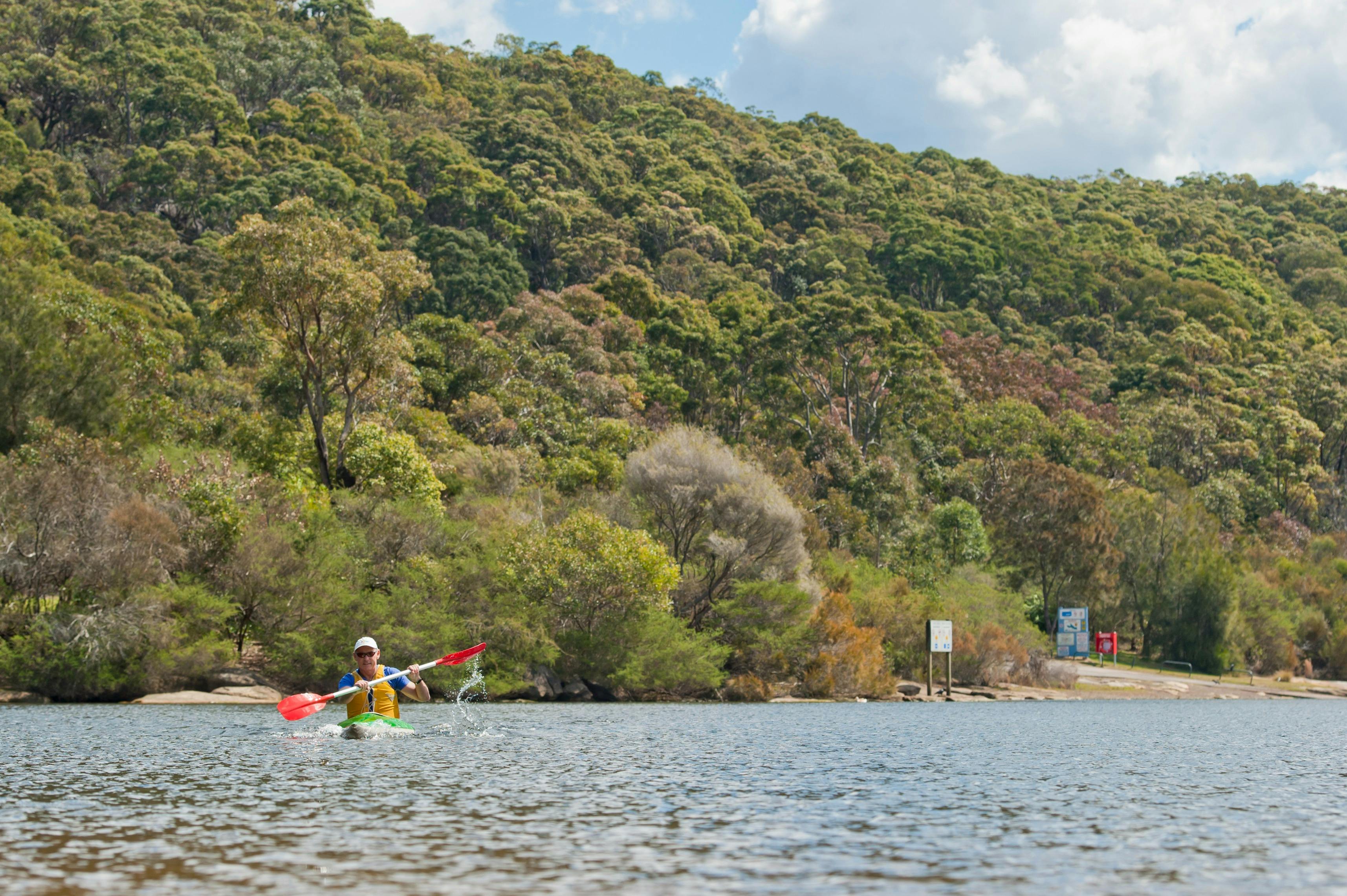 在曼利大坝上划皮划艇