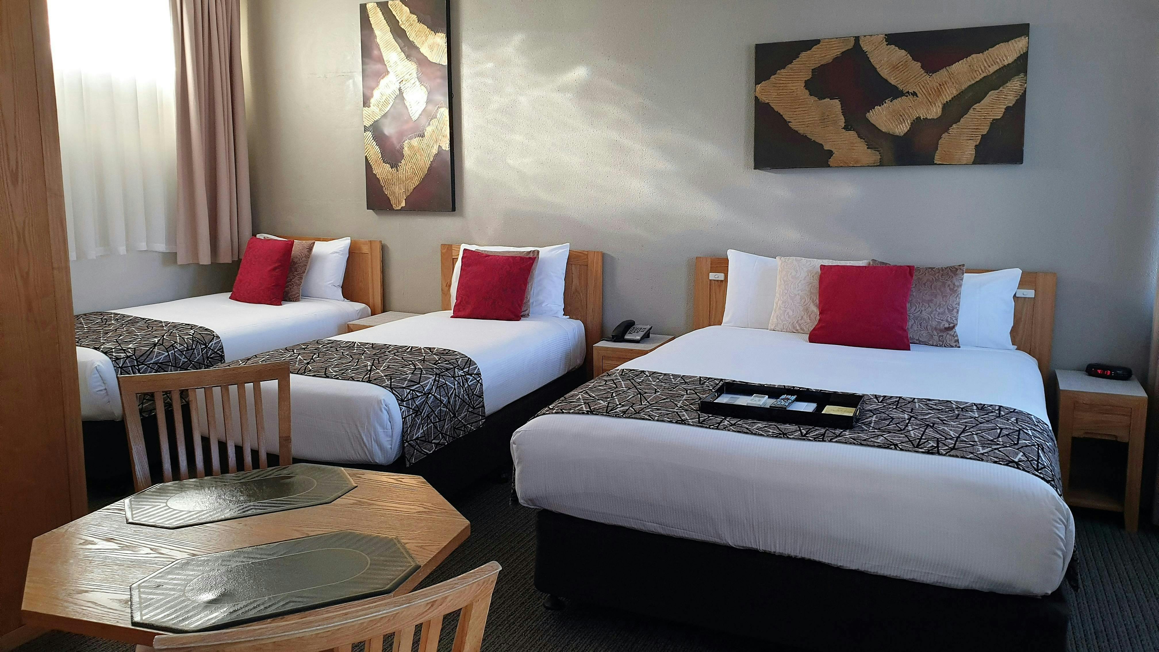 Best Western Endeavour Motel triple beds