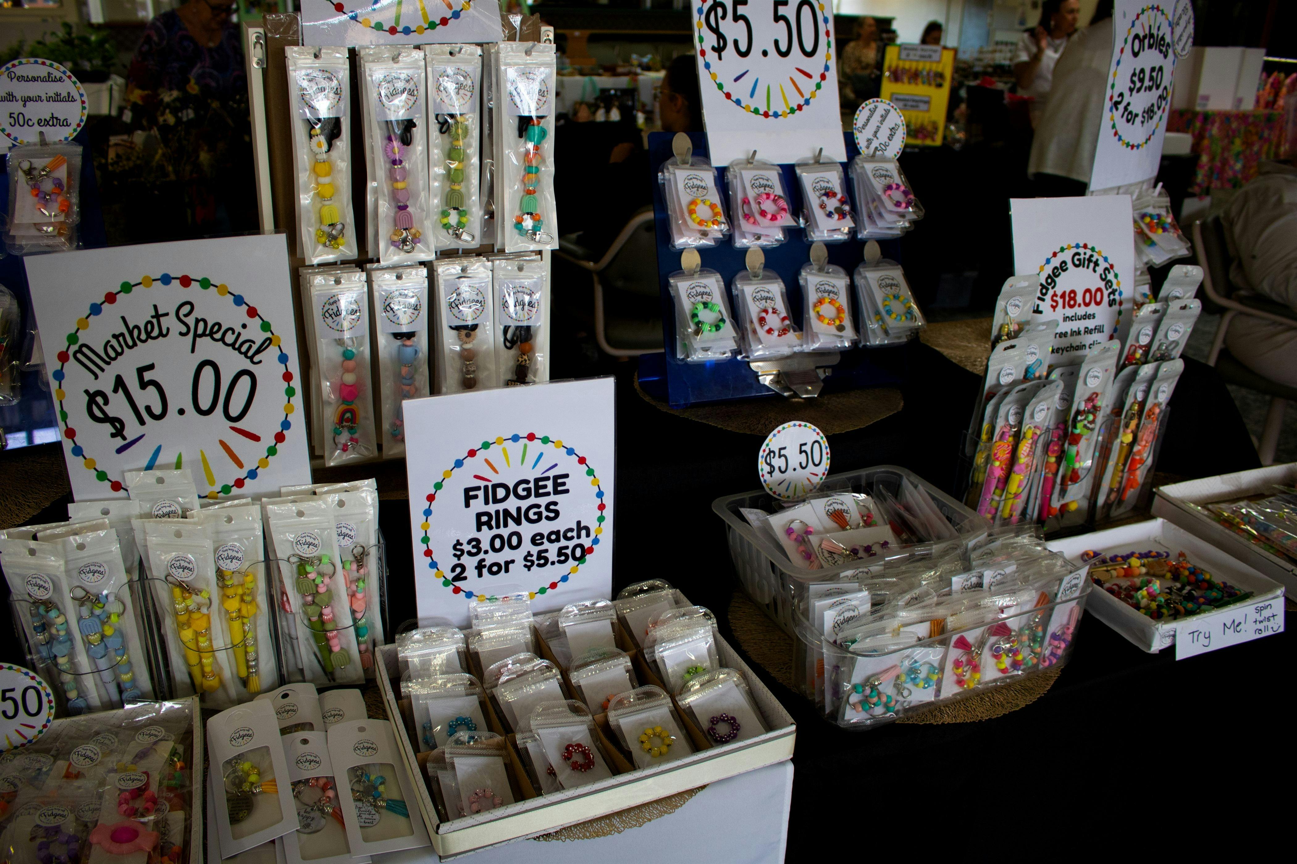 出售指尖陀螺等小玩意