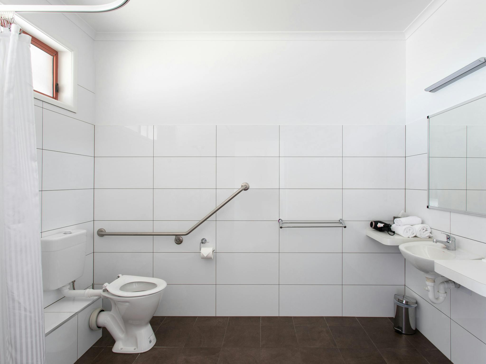 Accessible Motel room overlooking the water in Paynesville