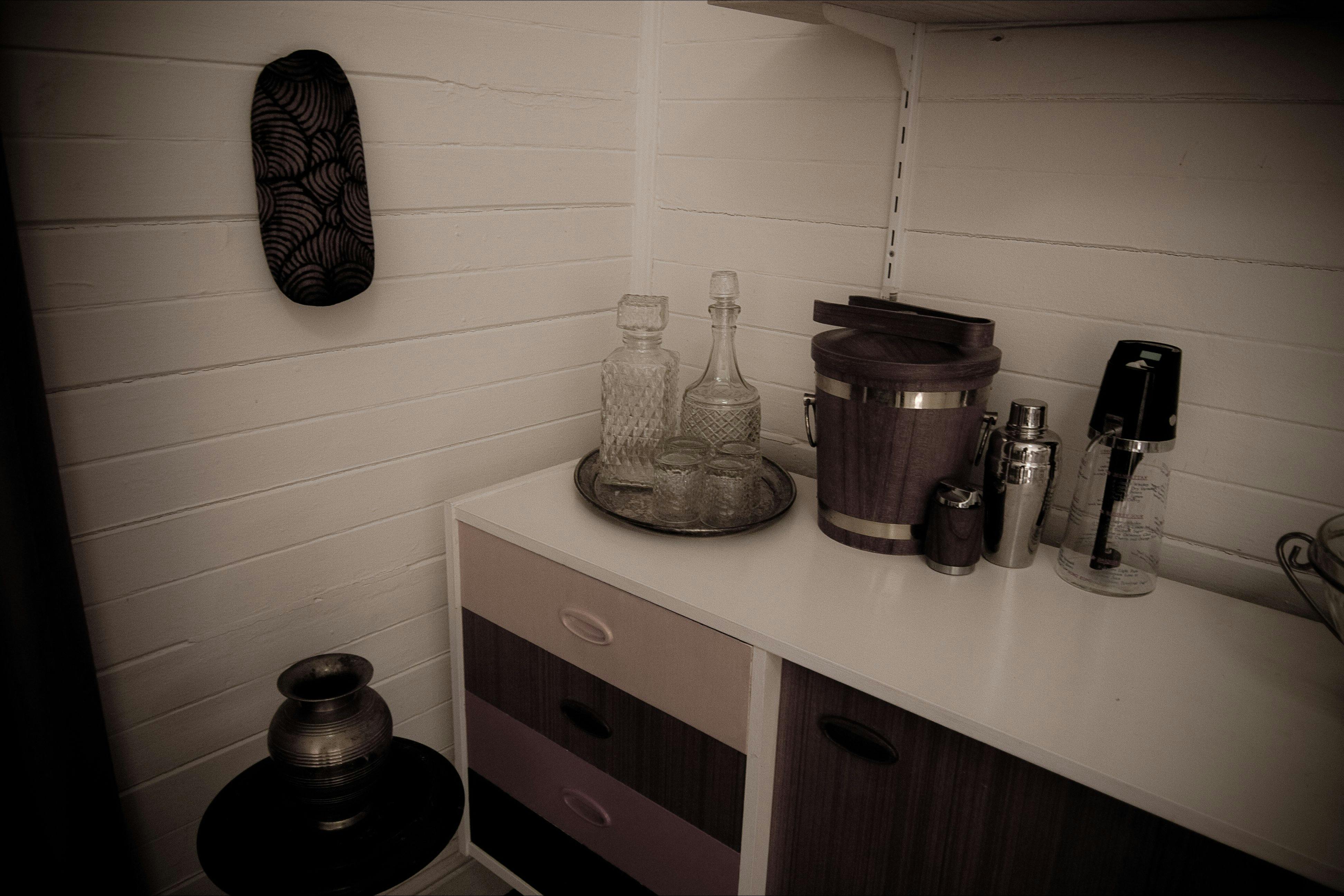 レトロな青い山の休日の家