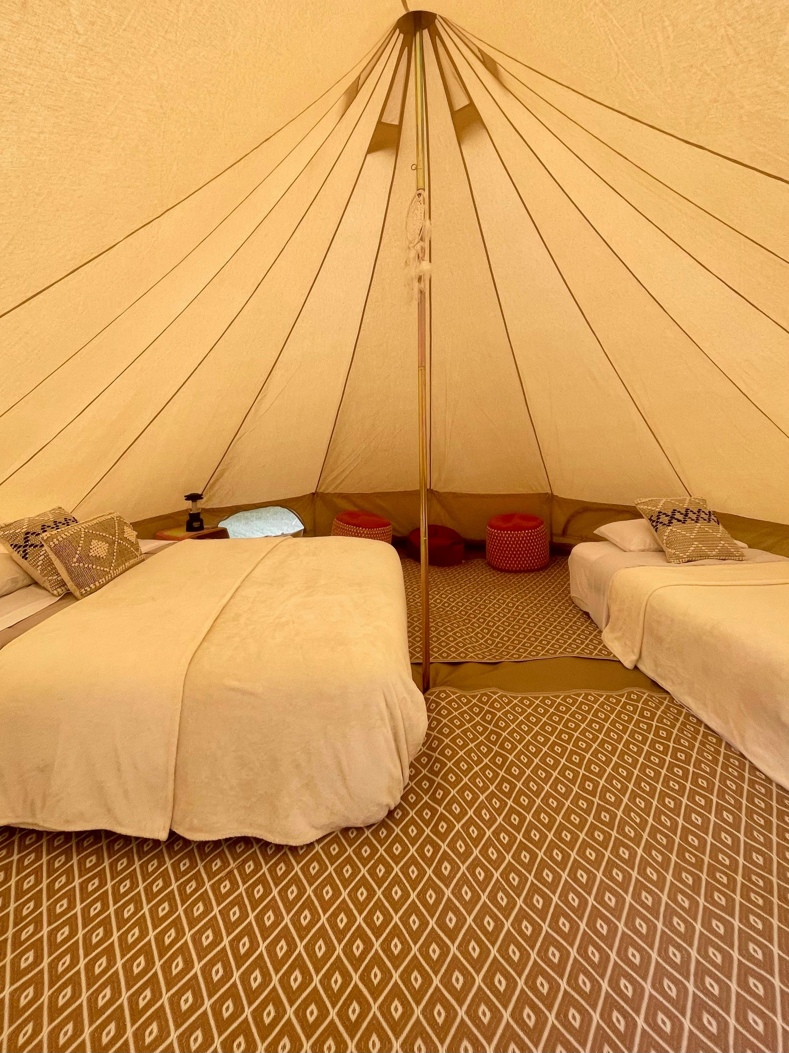 為活動提供家具的鐘形帳篷