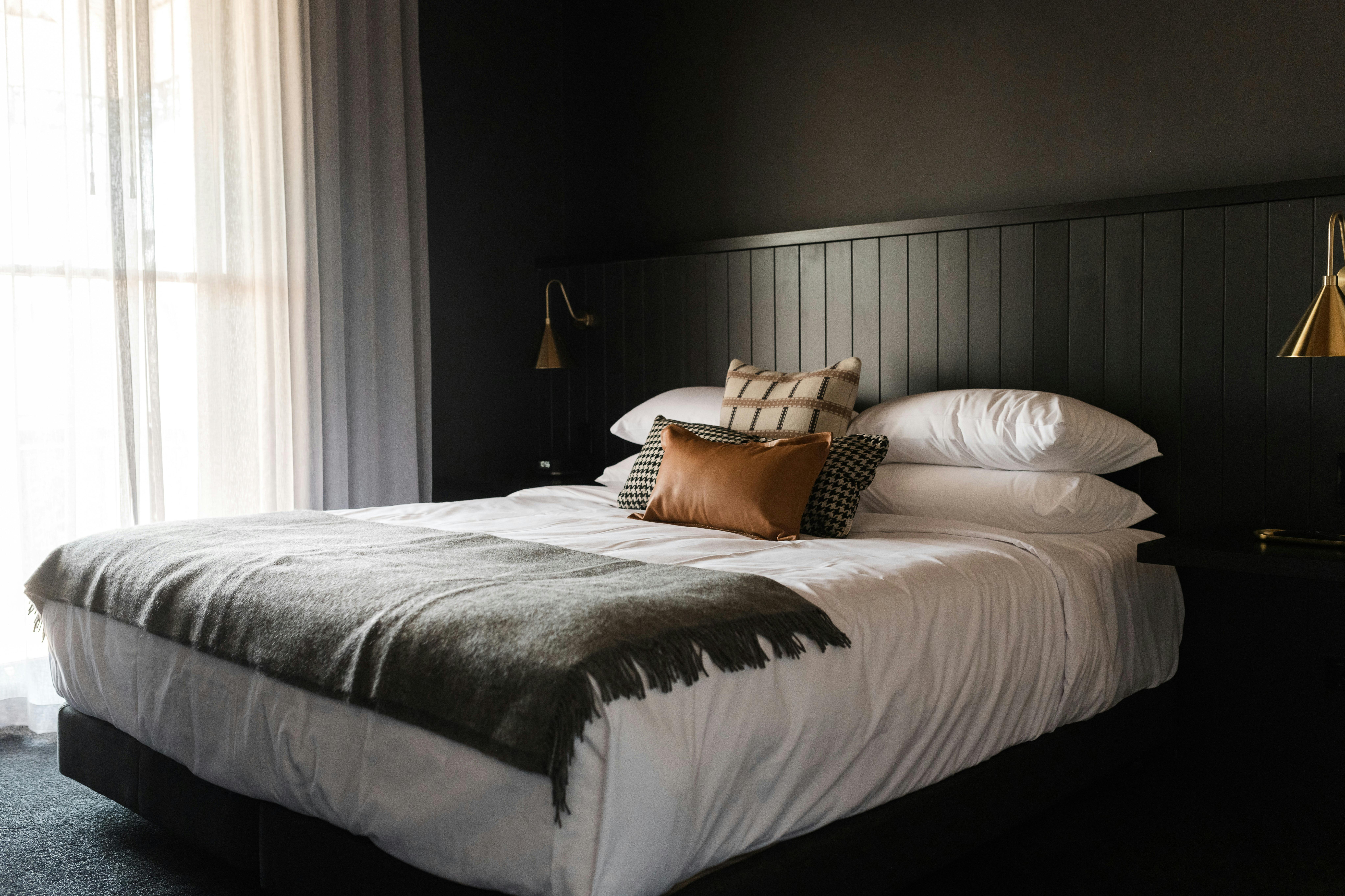 拉瑟格爾維多利亞酒店的深色室內套房