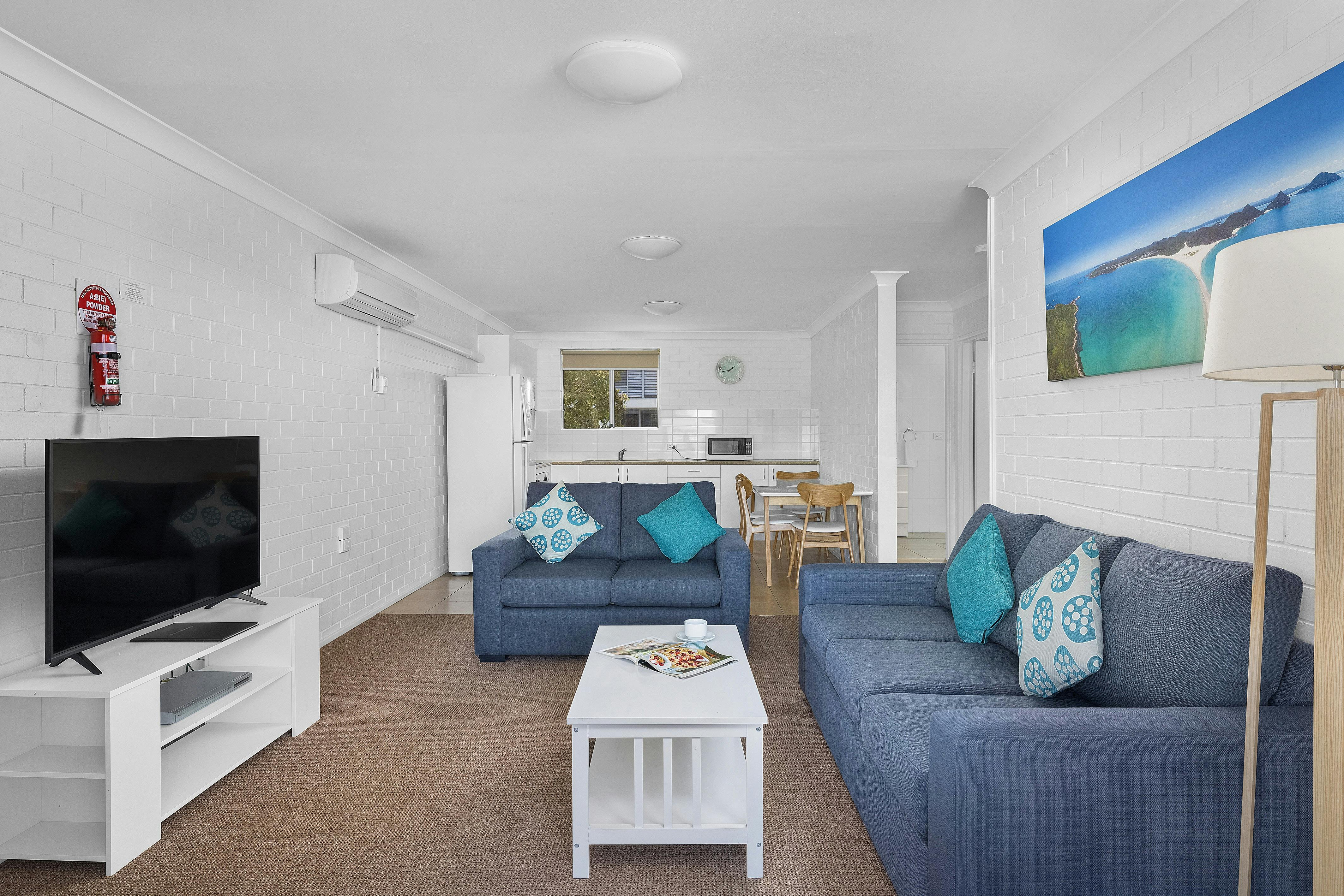 快適なラウンジとスマートテレビ