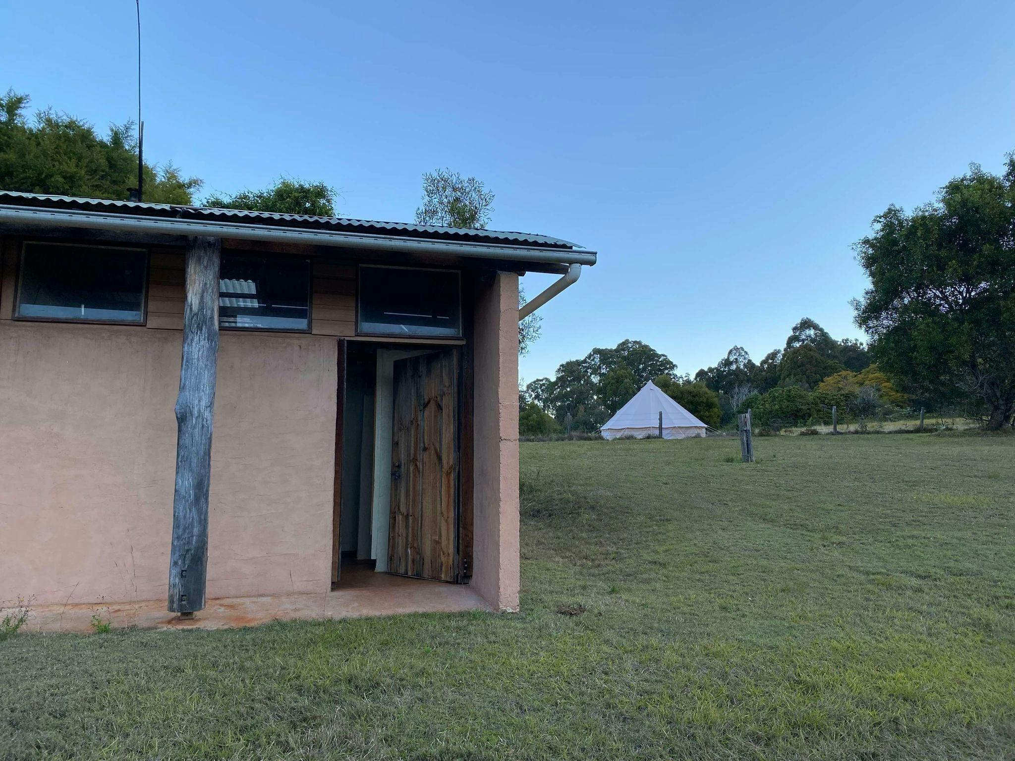 라니카이의 샤워 시설과 벨텐트