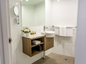 pacific hotel brisbane bathroom