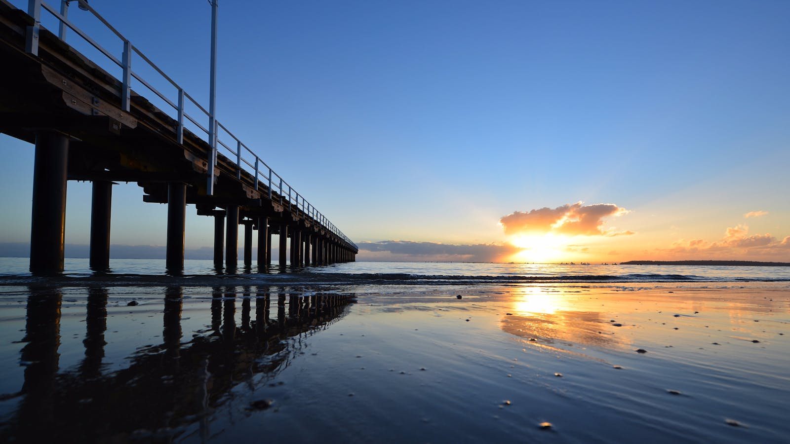 Sunrise in Hervey Bay, Fraser Coast, Great Beach Drive.