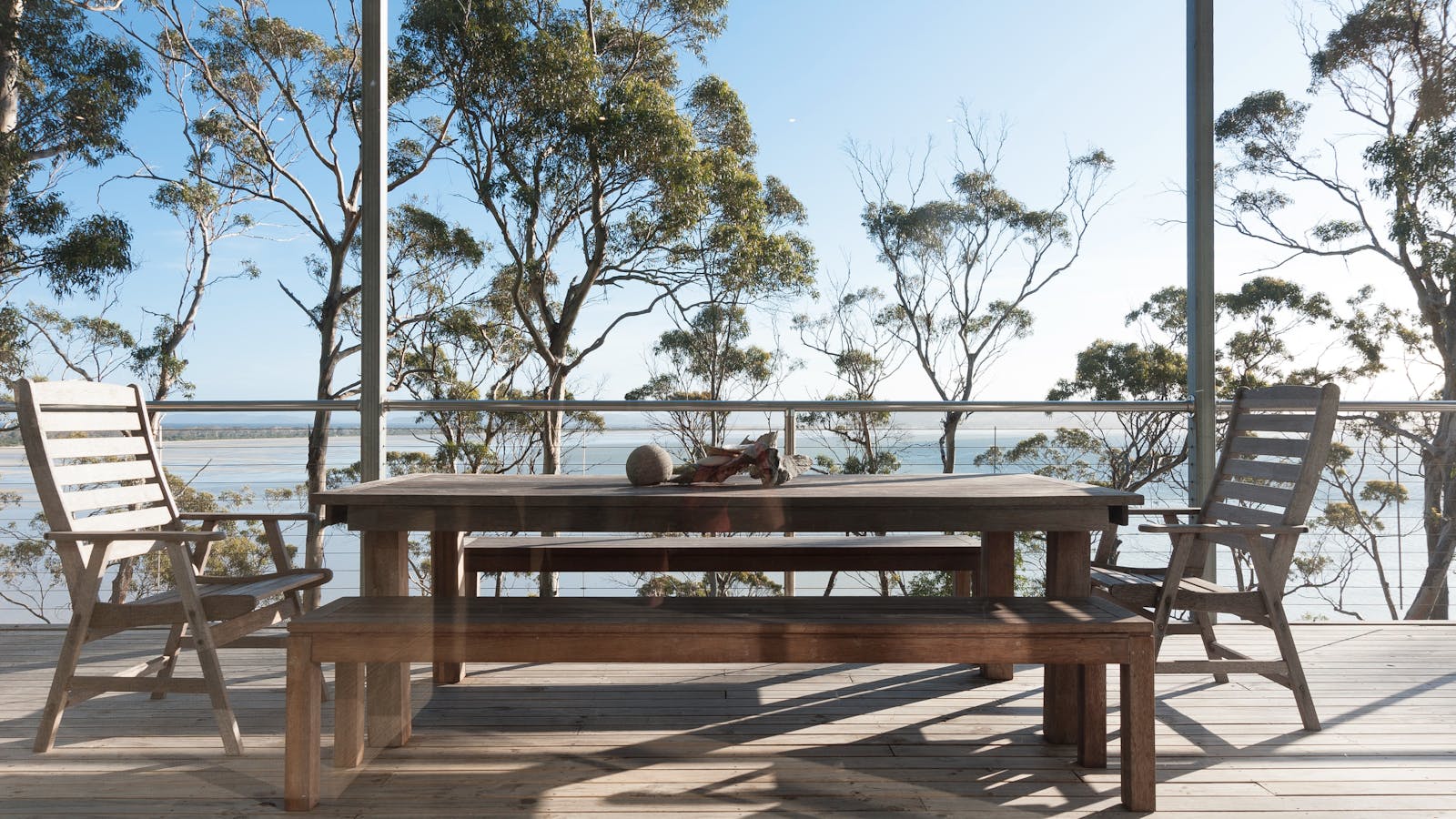 Enjoy an alfresco meal overlooking the water. What better way to enjoy Tasmania's fabulous produce.