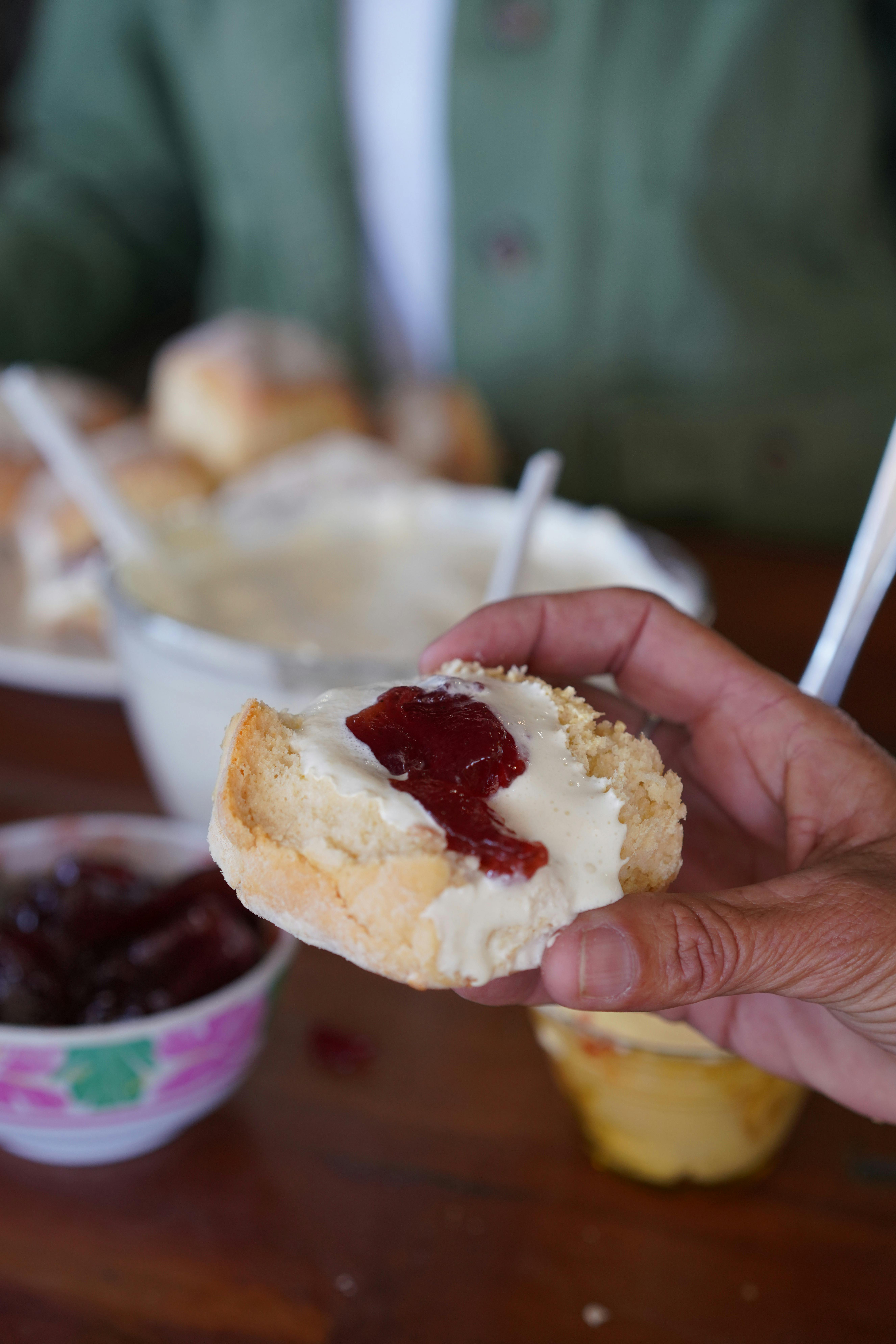 オパール畑と 3 つのブッシュ パブを巡る 1 日ツアーでおいしいスコーン
