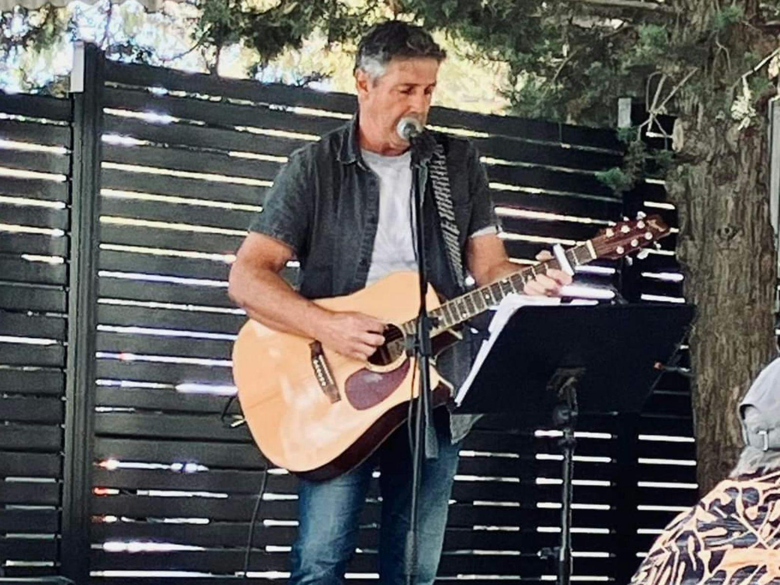 SummerVines: Sunday Sounds with Garry Stillwell @ Hastwell & Lightfoot