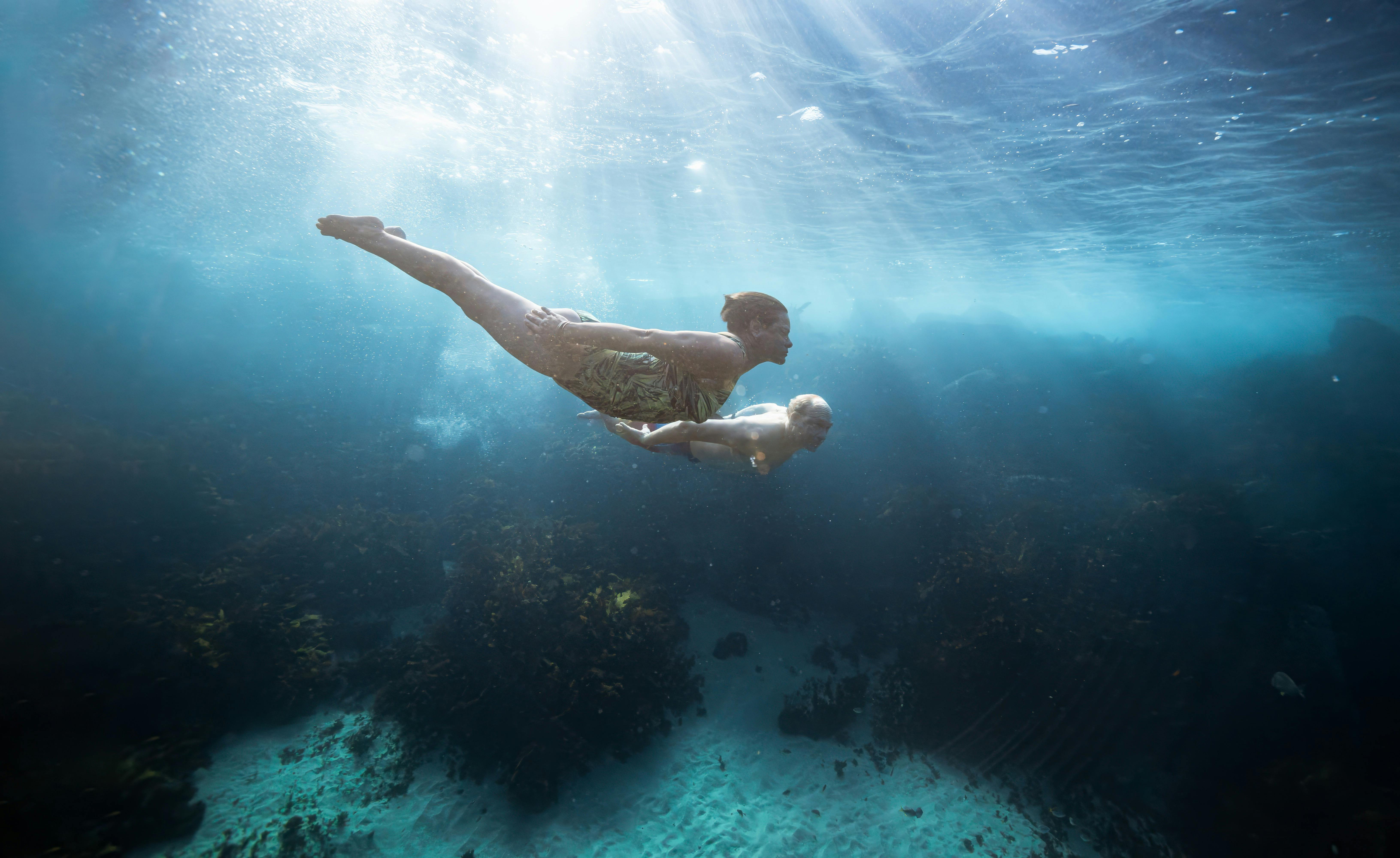 人魚のように海で泳いだりフリーダイビングをしたりして、一緒に愛を祝うカップル