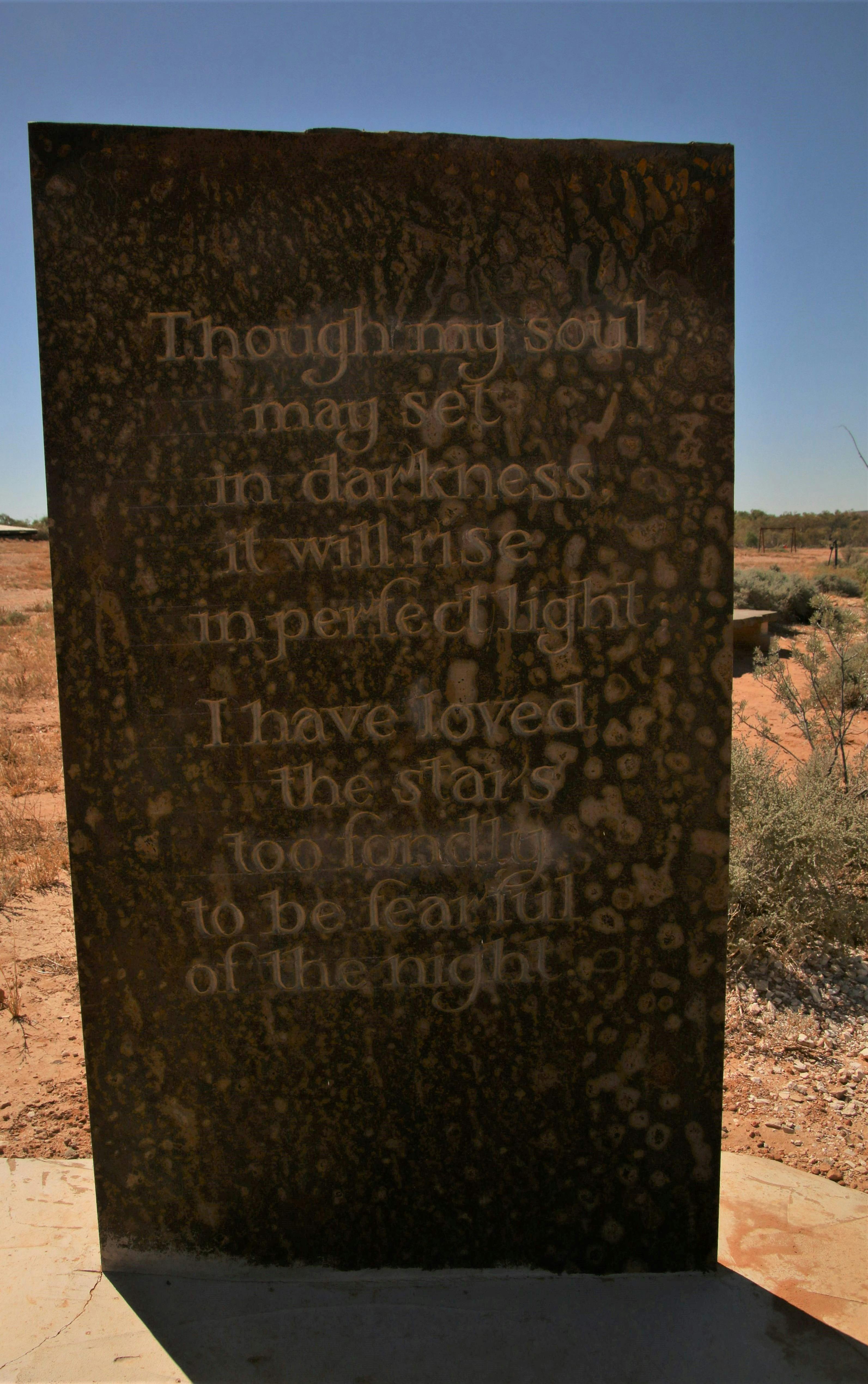 ミルパリンカ子供記念碑の入口の碑文