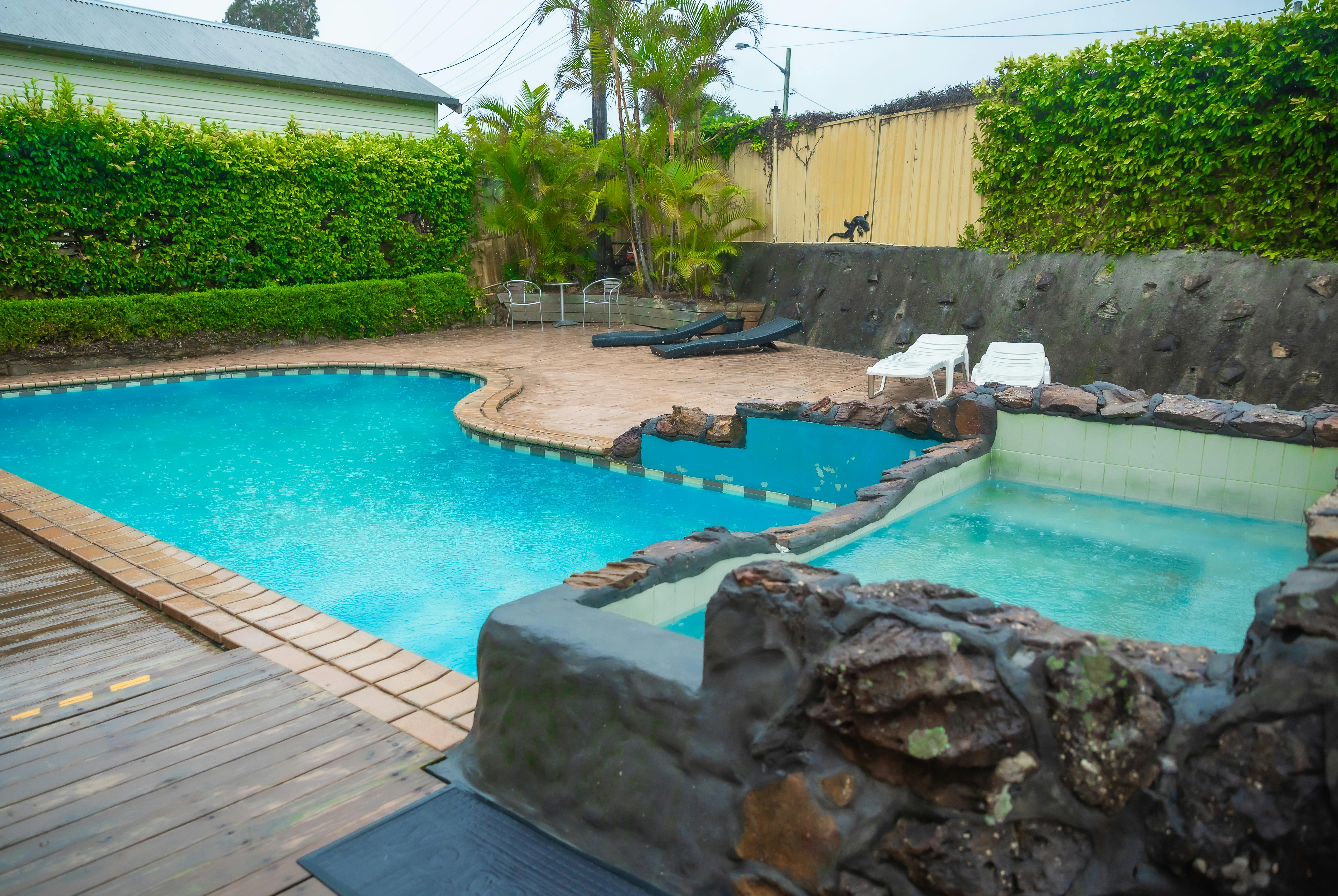 Jetty Motel The Entrance 的室外游泳池和水療中心