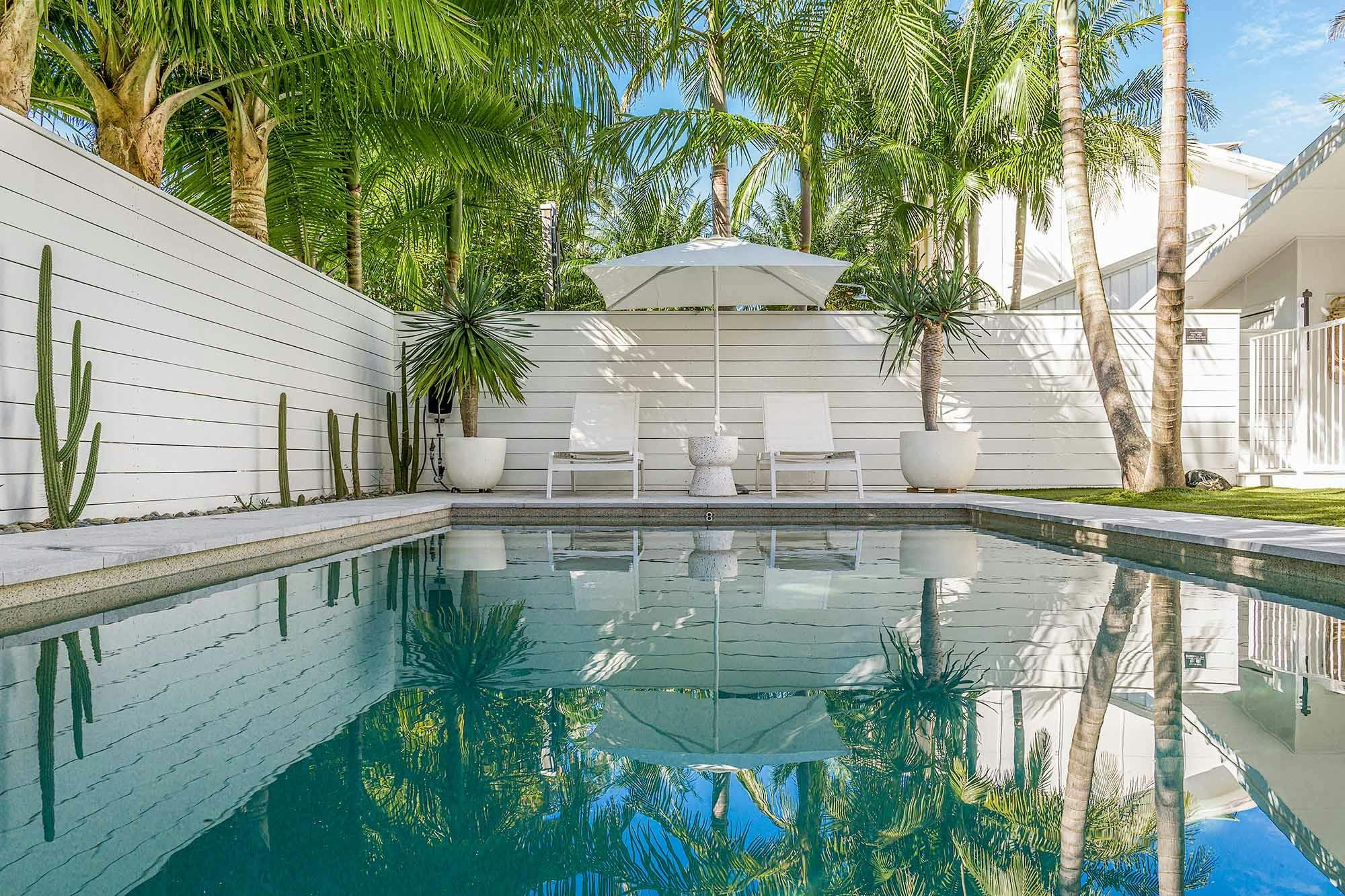 ザ シャレー - バイロン ベイ - プールとサンラウンジャー