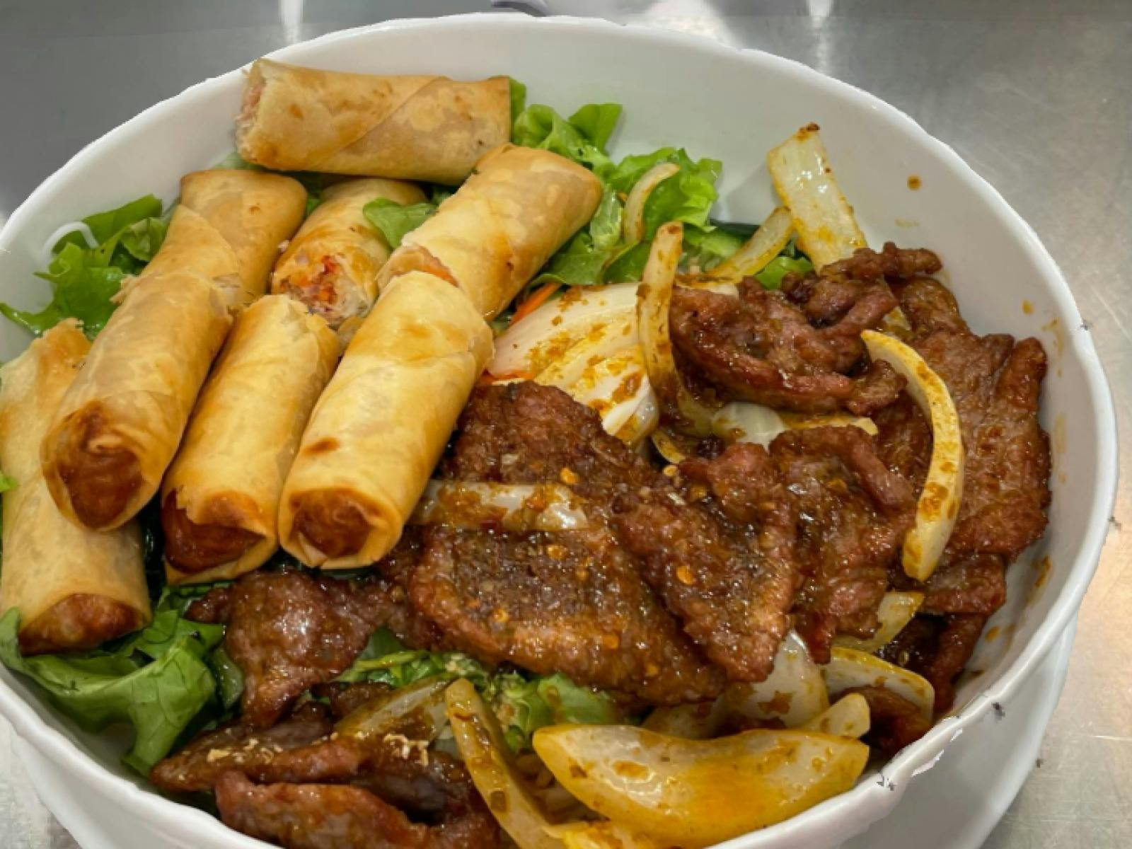 春捲粉絲和牛肉配上我們自製的魚露。