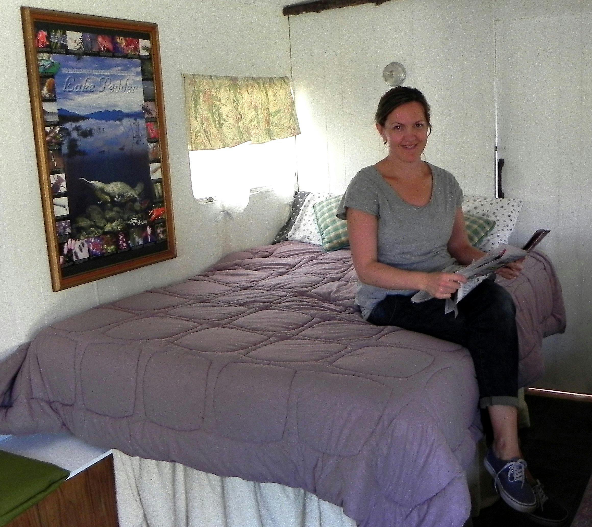 오리너구리 오두막에서 침대에 앉아 소녀