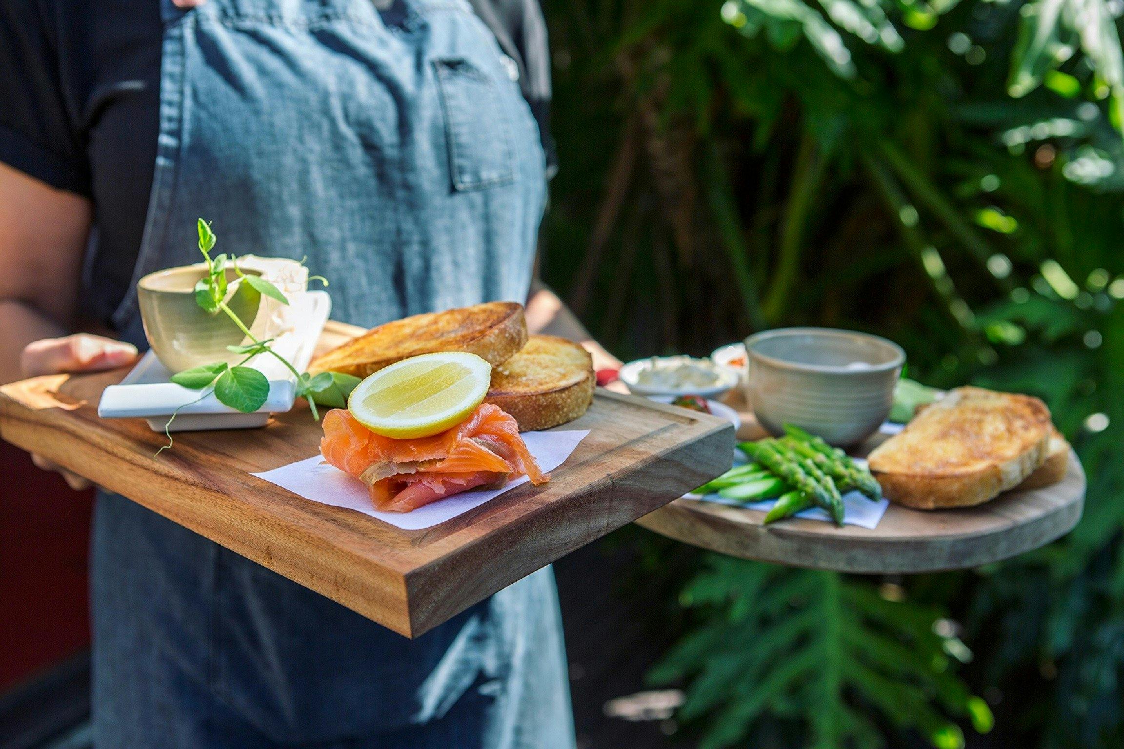 Cafe Enzo, Pokolbin에서 아침 식사를 제공하는 웨이트리스