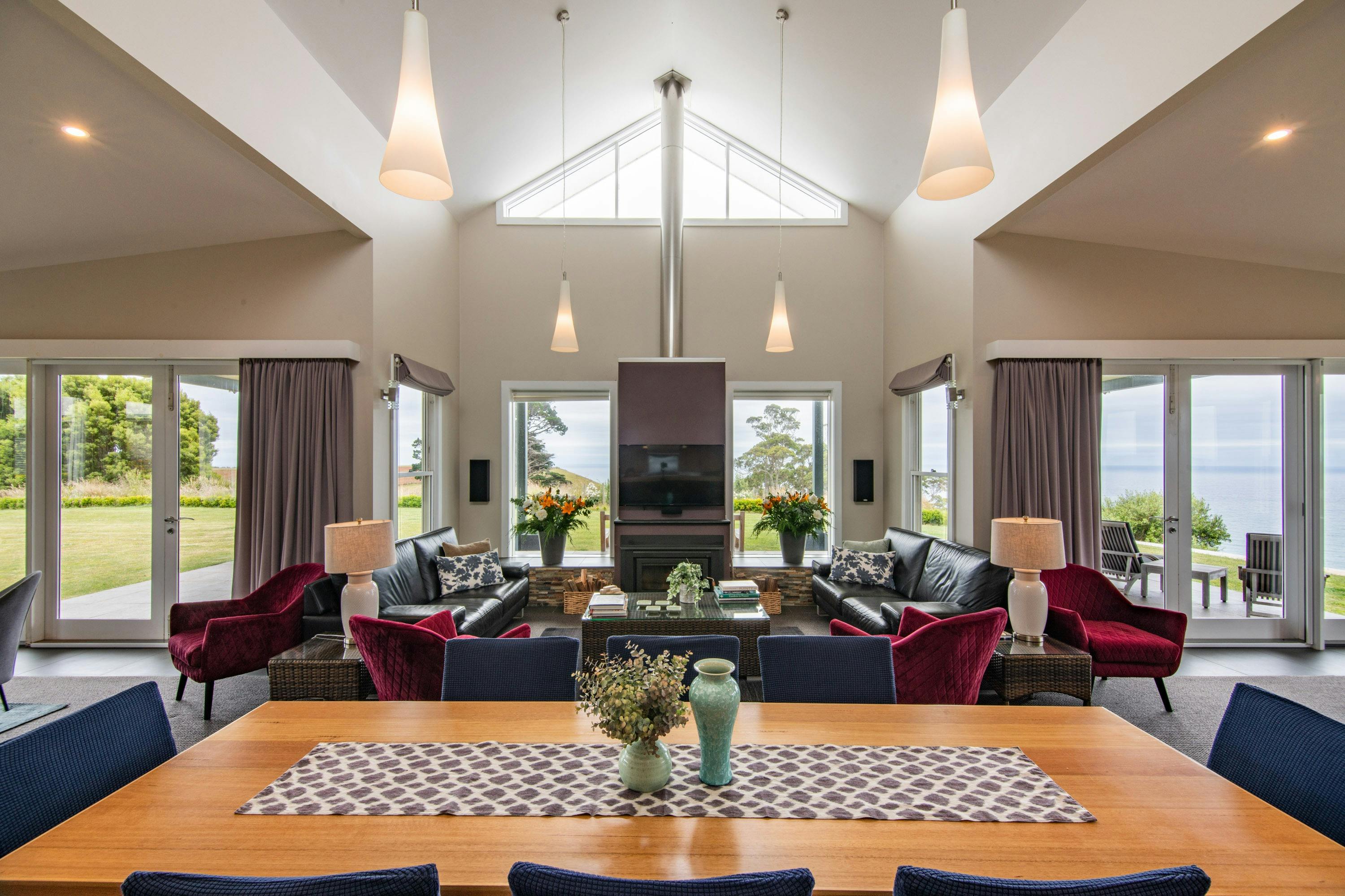 CENTRAL LIVING/DINING ROOM, TABLE HOUSE