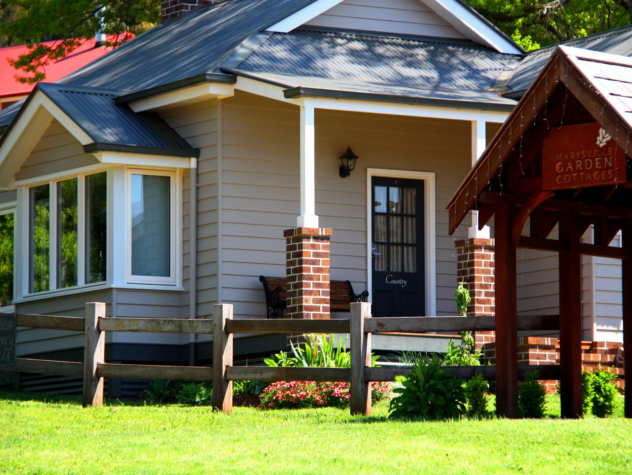 Country Cottage - Street view