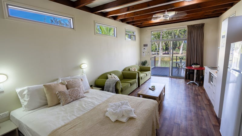 Lakefront Studio Cabin - Pet Friendly