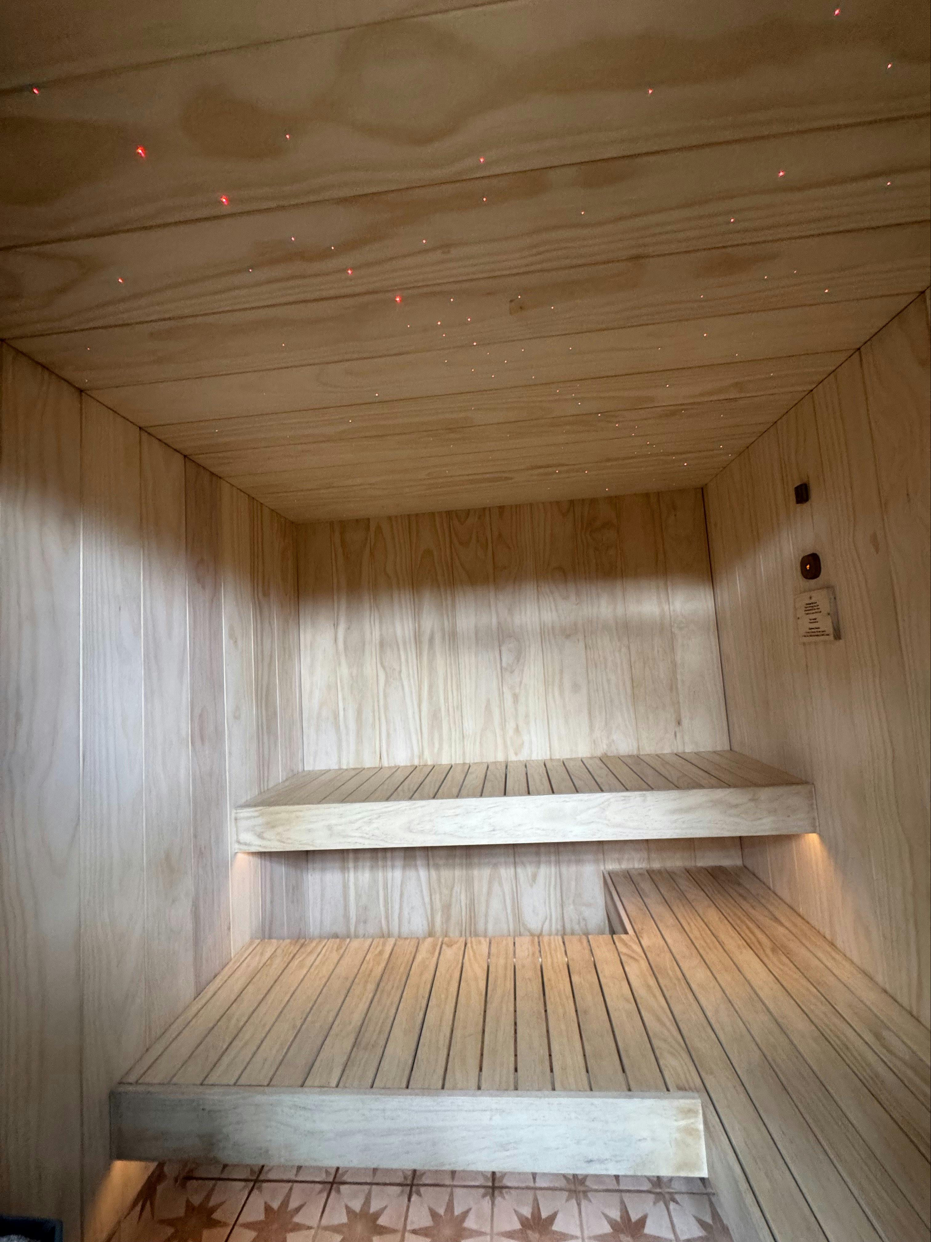 Hand-built, low-tox Accoya interior for a calm, natural sauna experience.