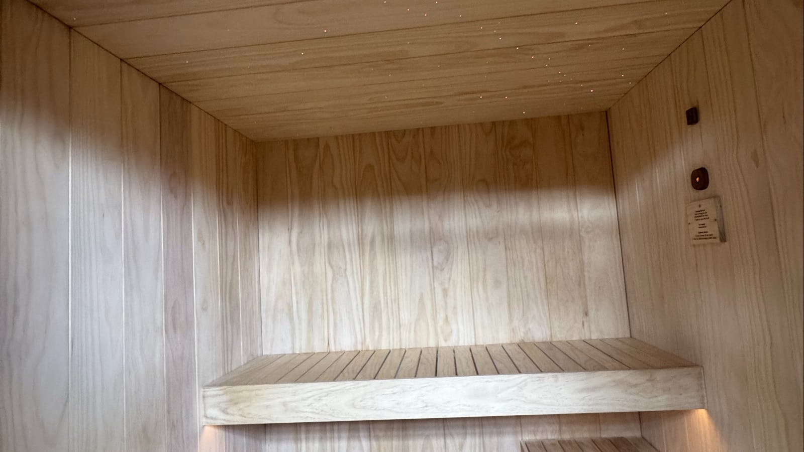 Hand-built, low-tox Accoya interior for a calm, natural sauna experience.