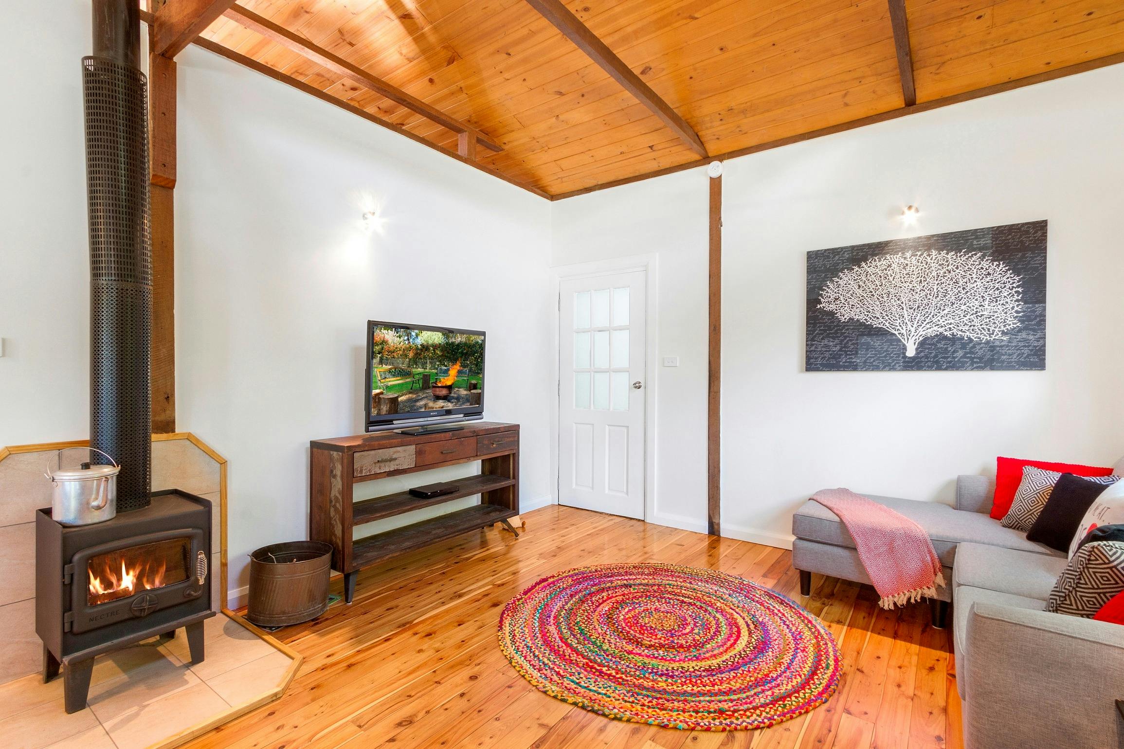 火のあるリビングルーム