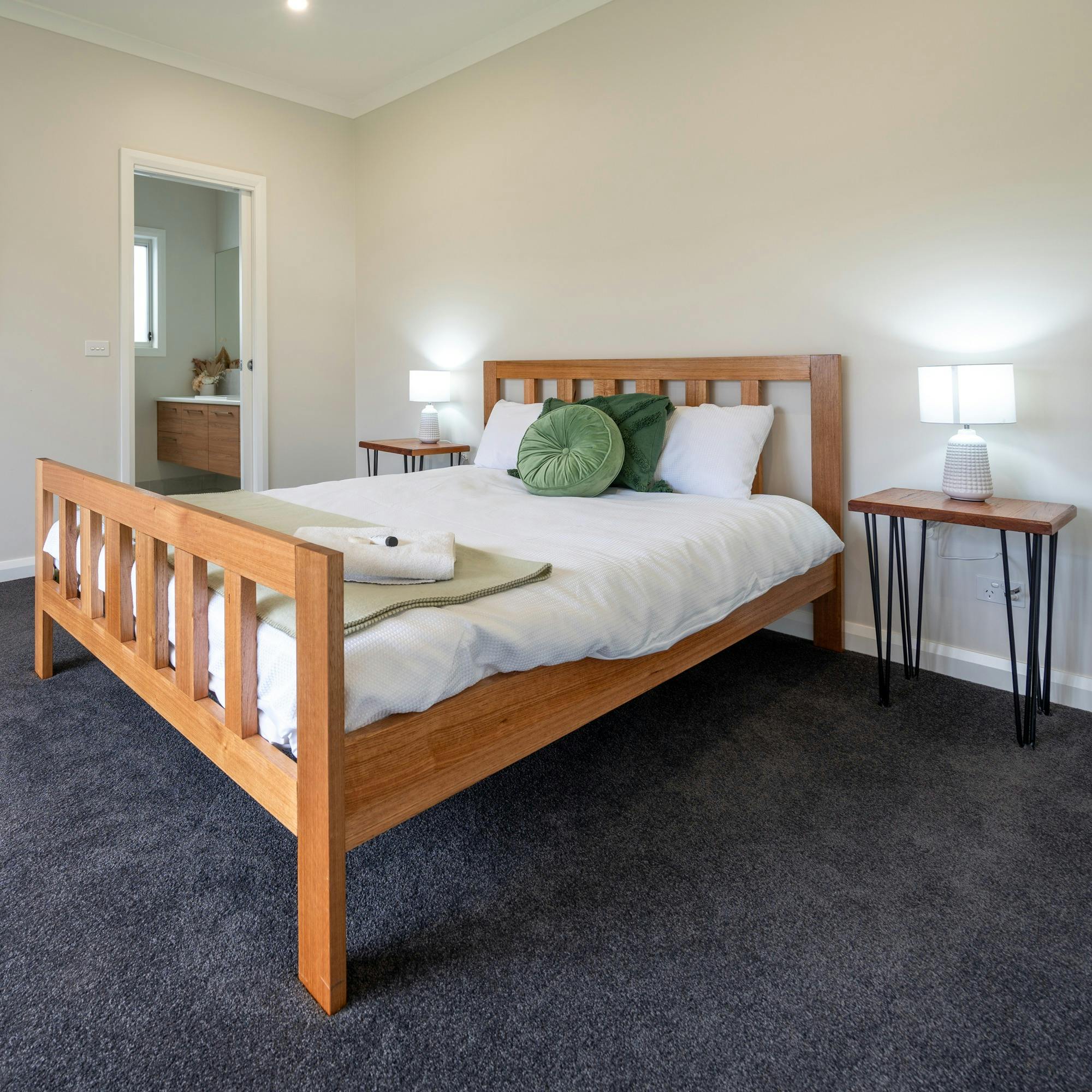 퀸사이즈 침대, Wi-Fi 및 실내 욕실을 갖춘 그린 베드룸