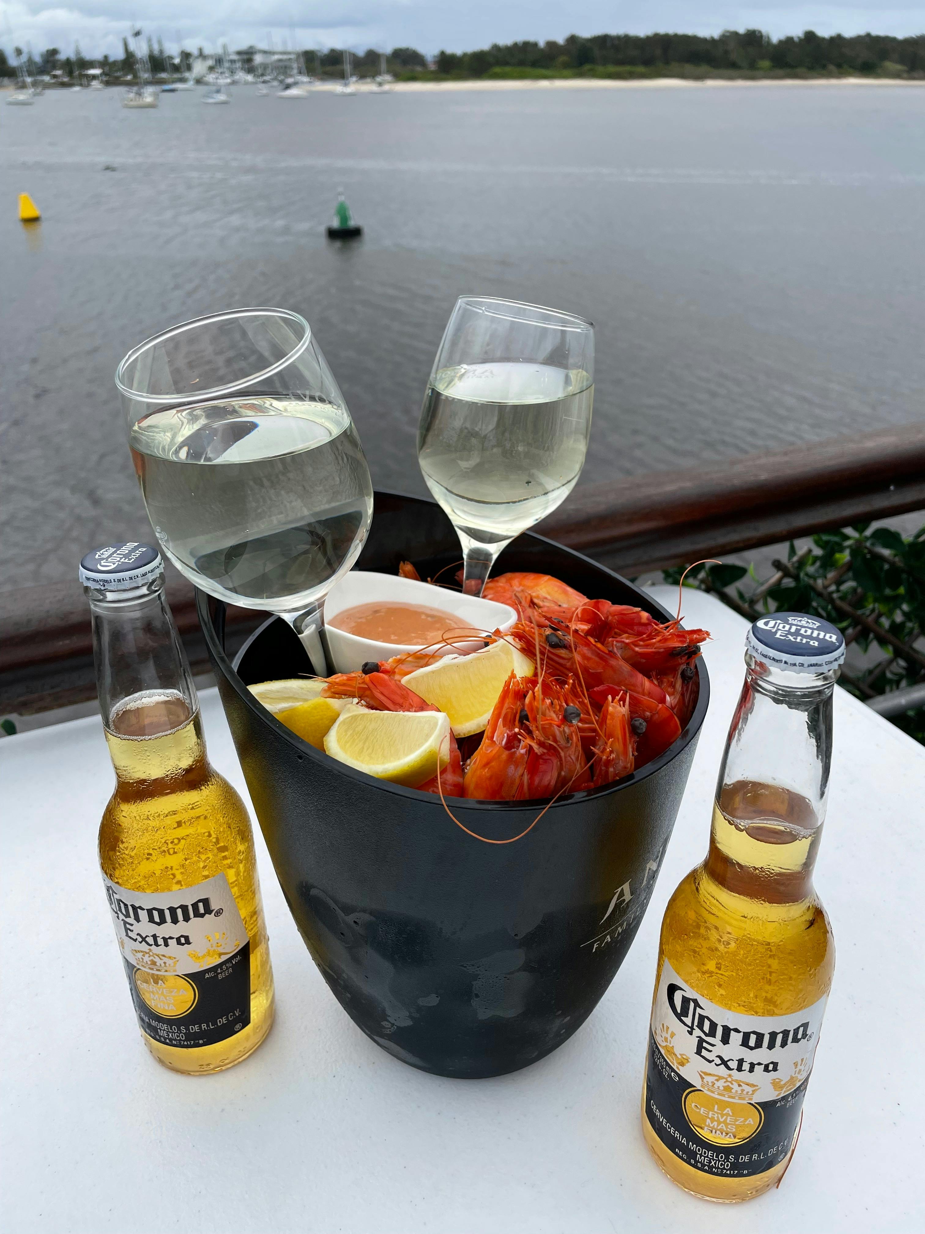 Port AdVenture Cruises에서 크루즈를 즐기며 새우 한 통을 즐겨보세요.