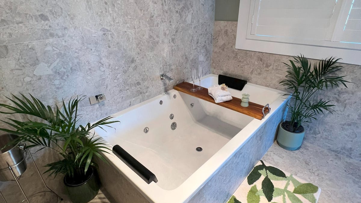 Rainforest Retreat Spa Tub
