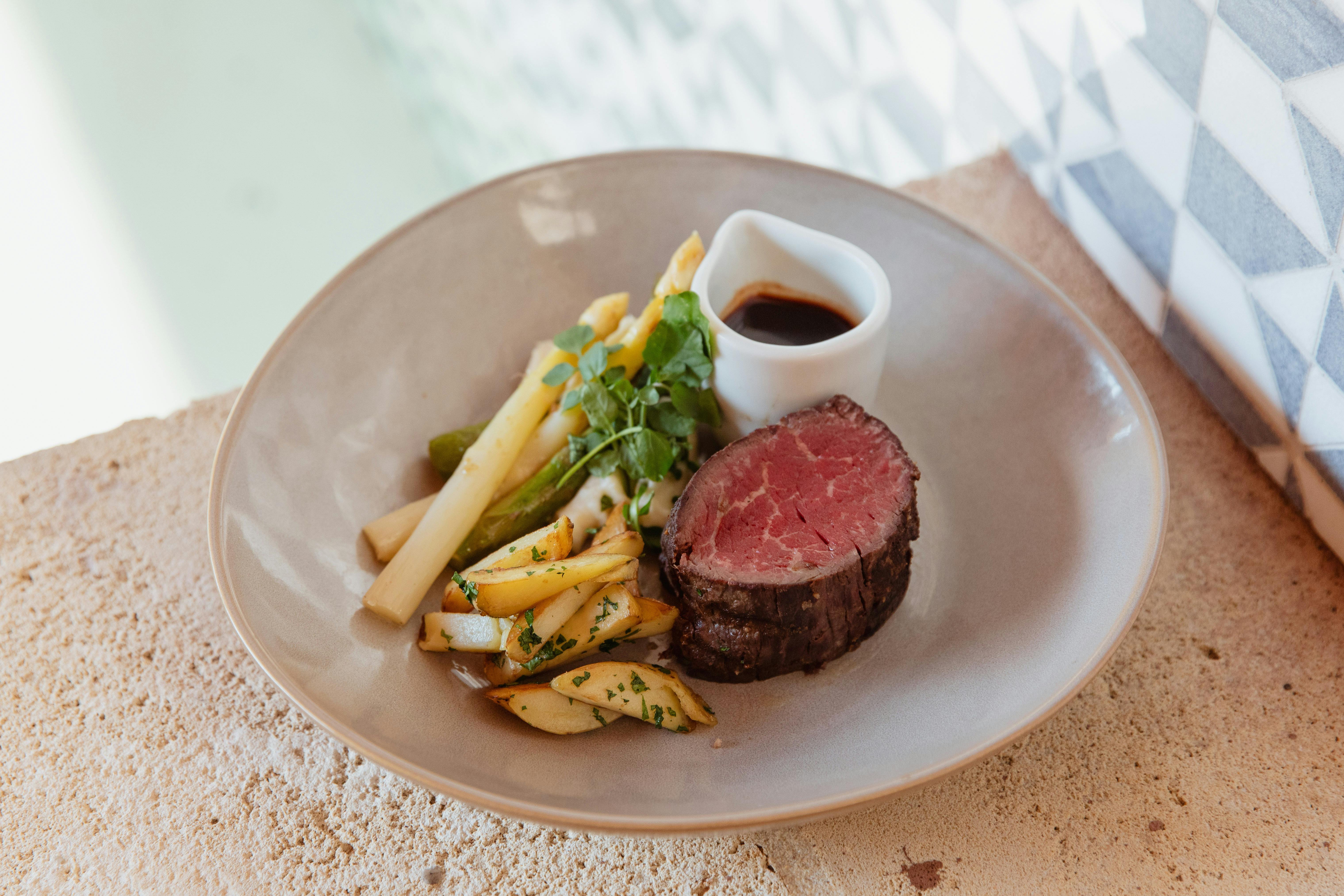 アスパラガスとポルチーニ茸のグレーズを添えた肉屋の牛肉カット