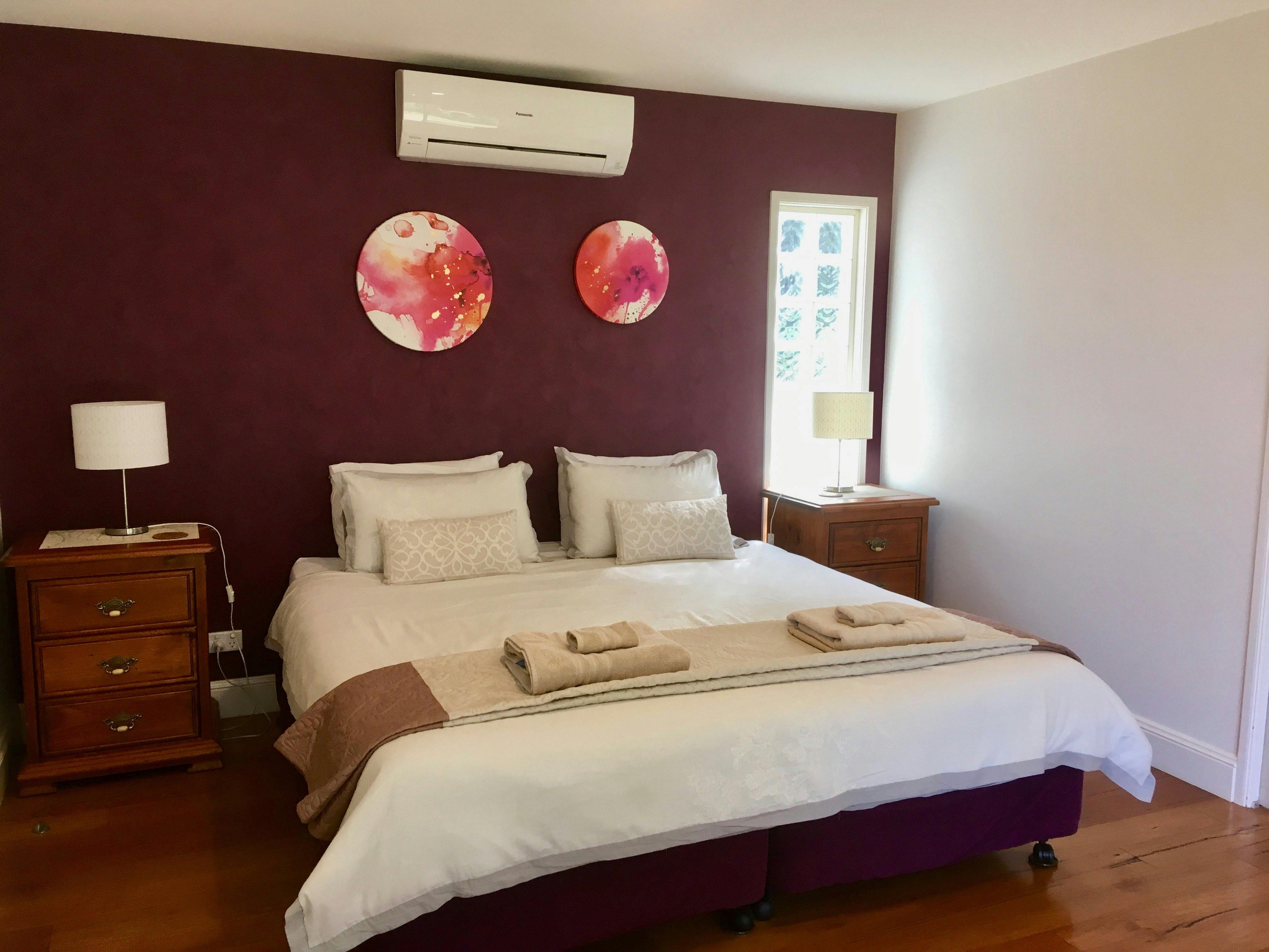 下階の広々とした客室にはキングサイズベッドがあり、パティオにアクセスできます。