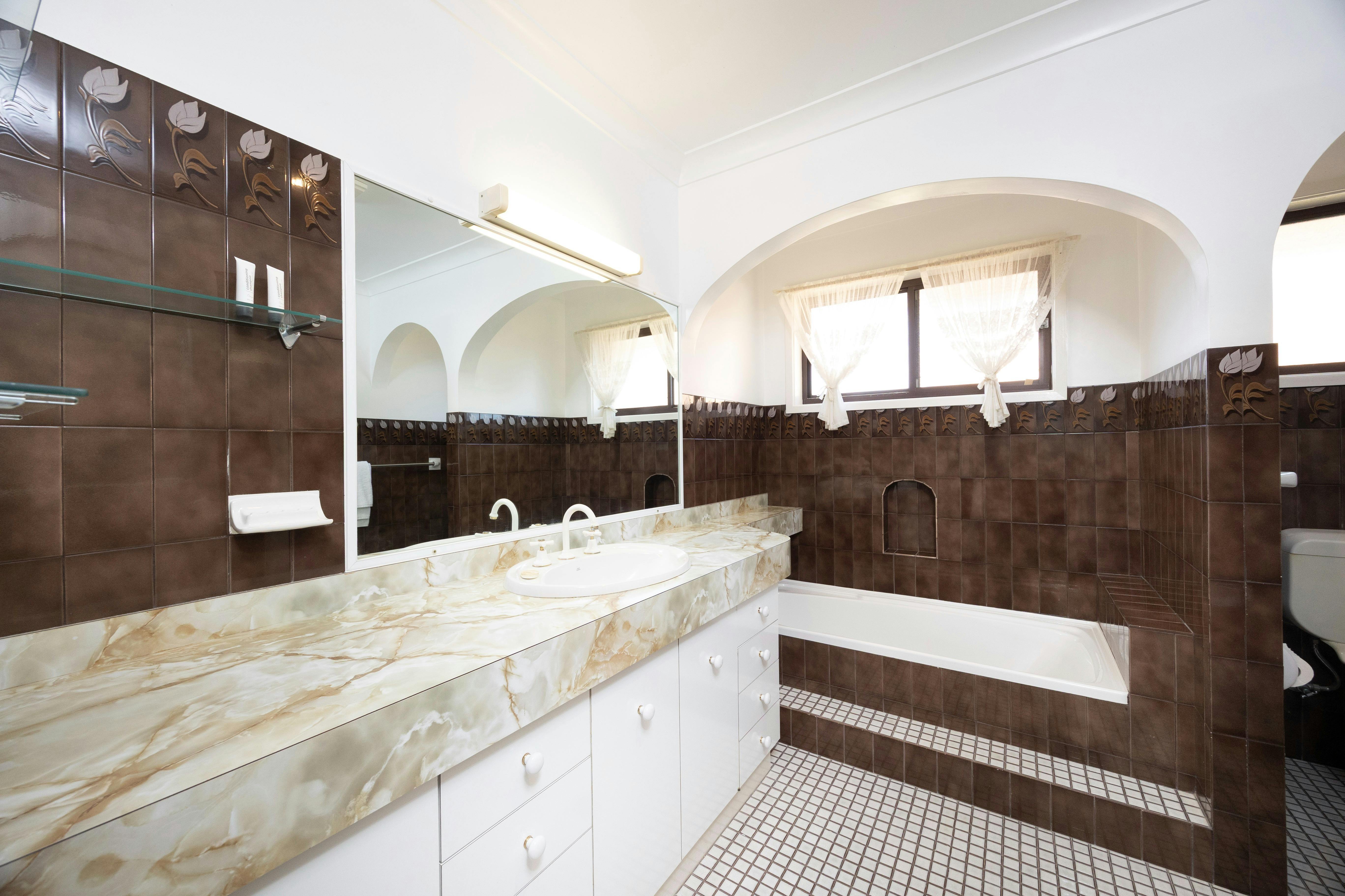 욕조와 샤워 시설이 있는 욕실